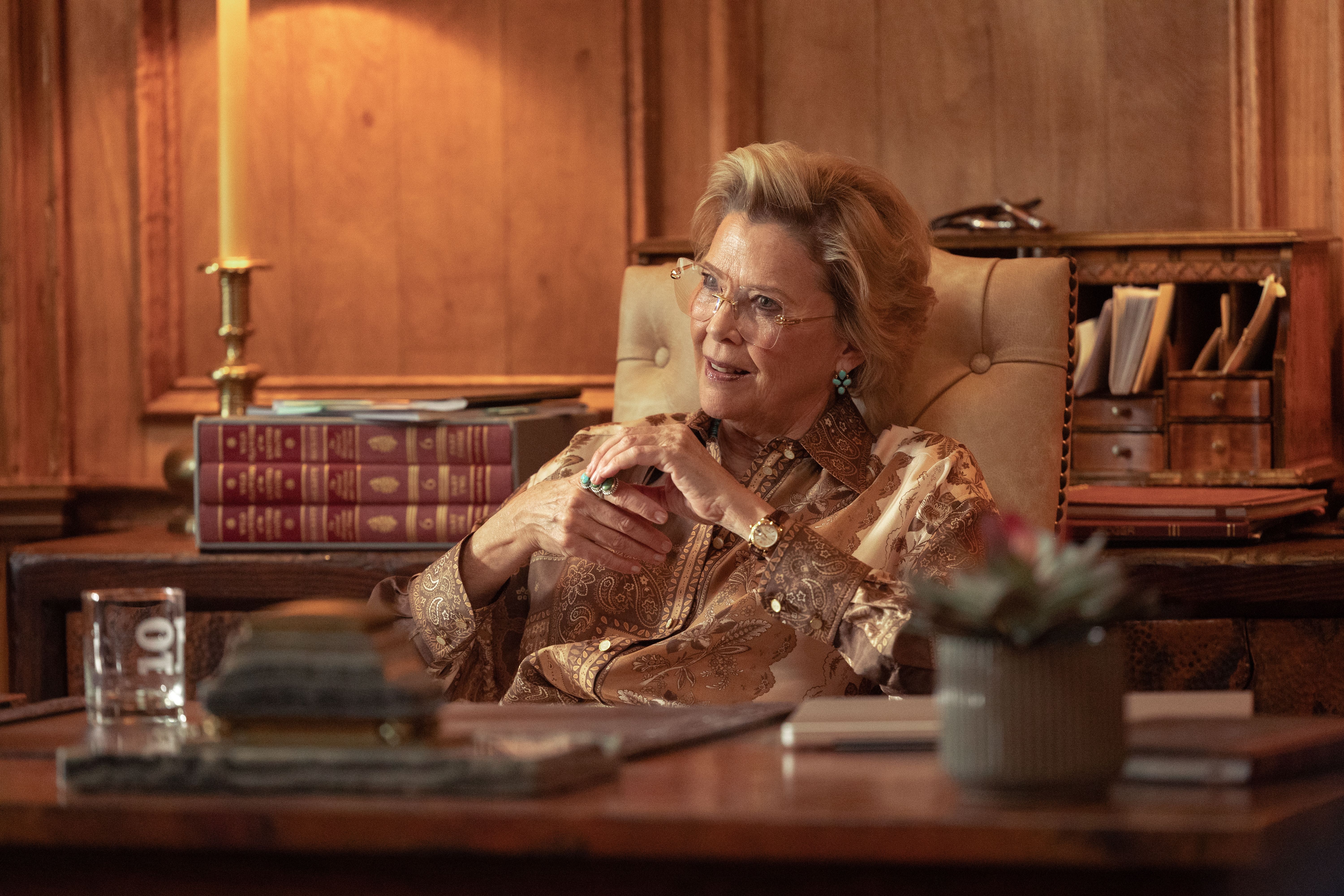Annette Bening er stor i rollen som rancheier i «Dutton Ranch». Beulah Jackson blir Beth Dutton og Rip Wheelers nabo i deres nye Texas-tilværelse.