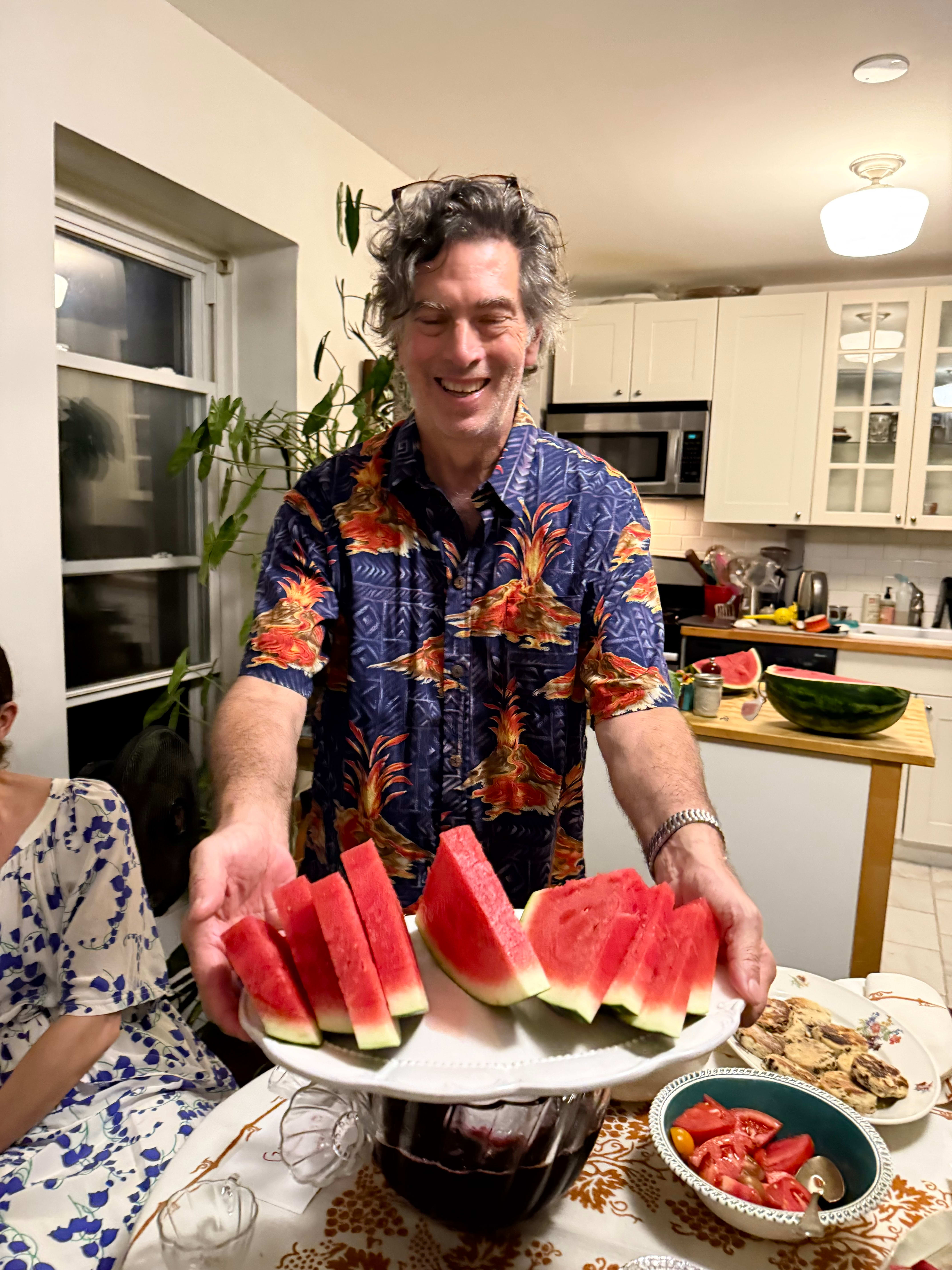 – Kan du sende et bilde av deg selv? – Jepp, kan du bruke dette? Bildet er fra helgen, og jeg vet at jeg har øynene lukket. Jeg liker bare bildet så godt, skriver Wells.