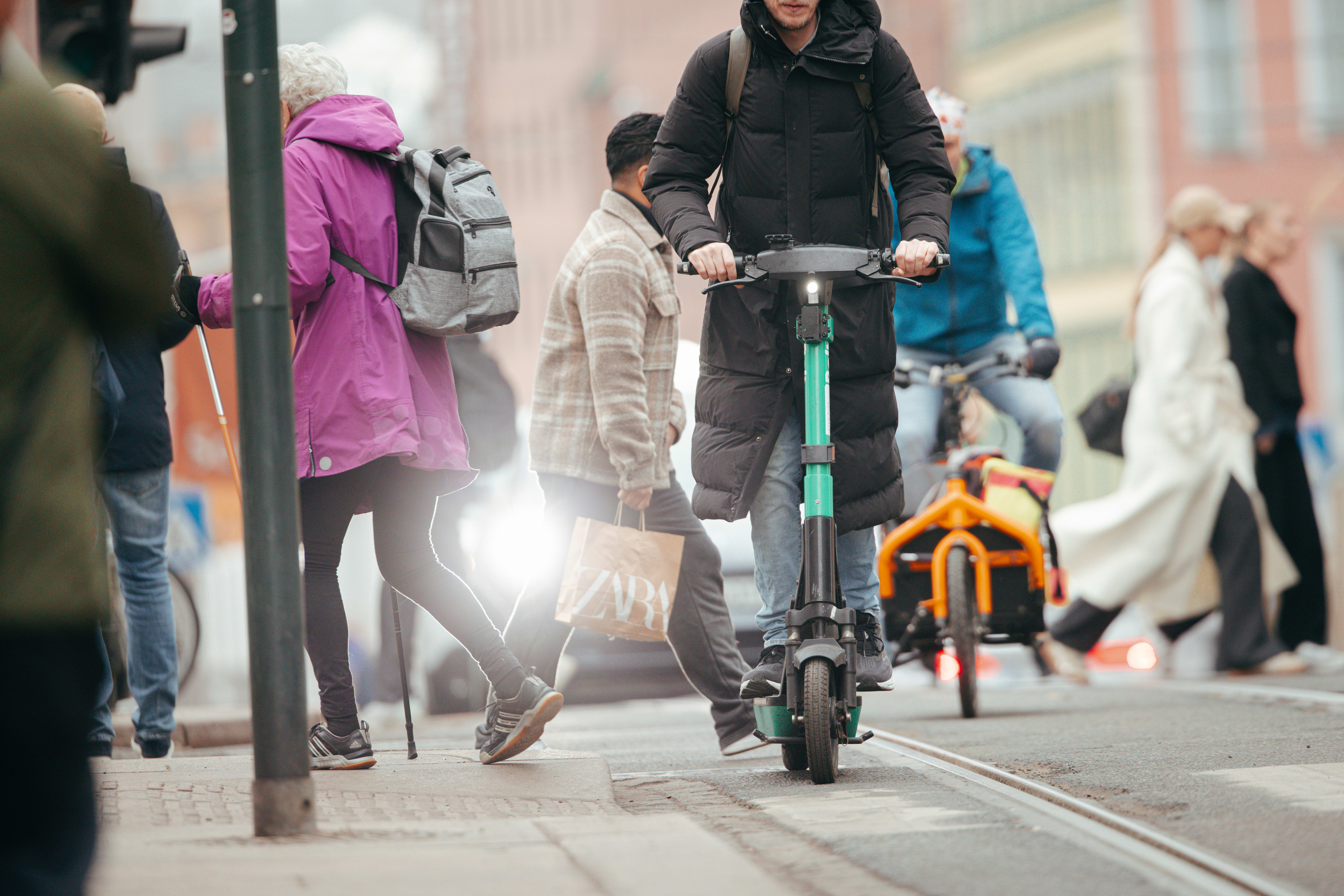 Selv ikke ettermiddagsrushet stopper forbikjøreren. 