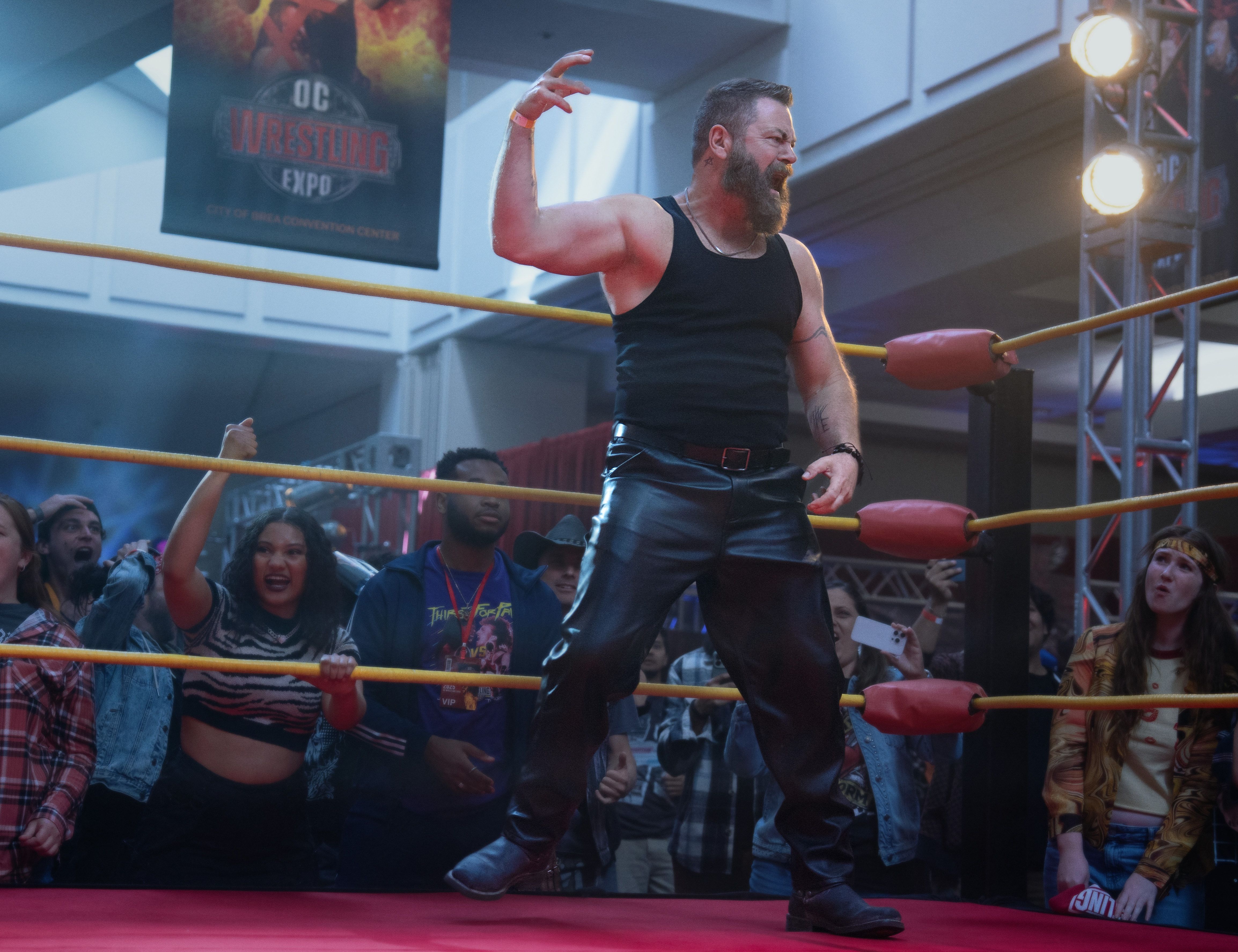 Nick Offerman er Margos pappa, men også eks-wrestler som tjener litt penger på å dukke opp wrestling-eventer for gamle fans.