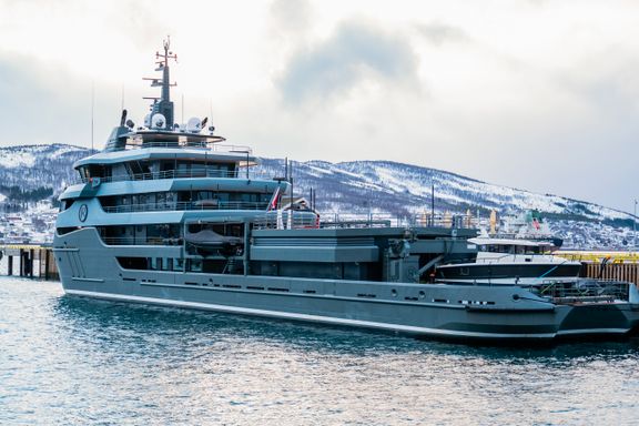 Yachten får ligge rolig i norsk havn. I andre land konfiskeres oligarkenes luksusyachter.