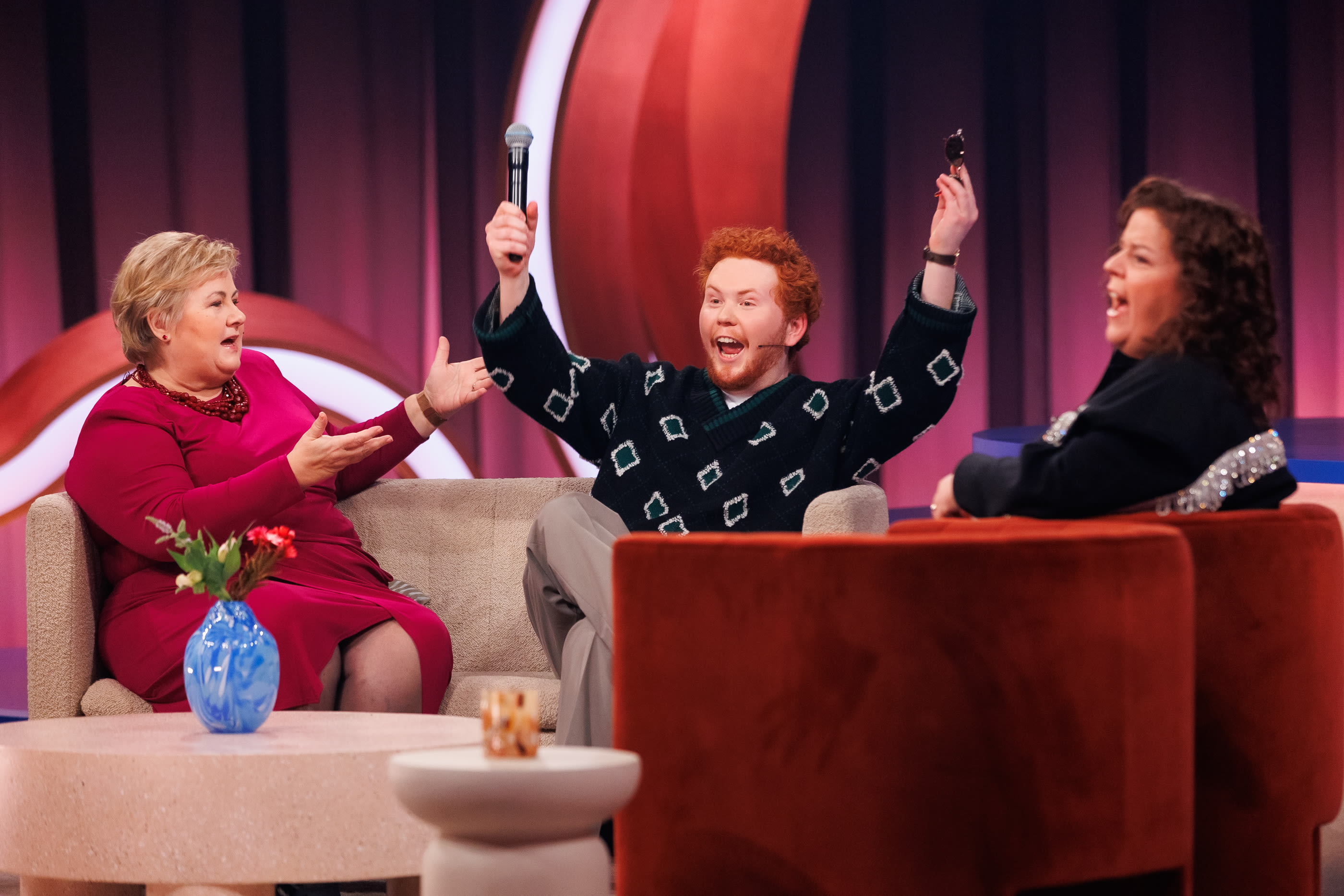 Erna Solberg og Snorre Monsson er to av gjestene i første episode. 