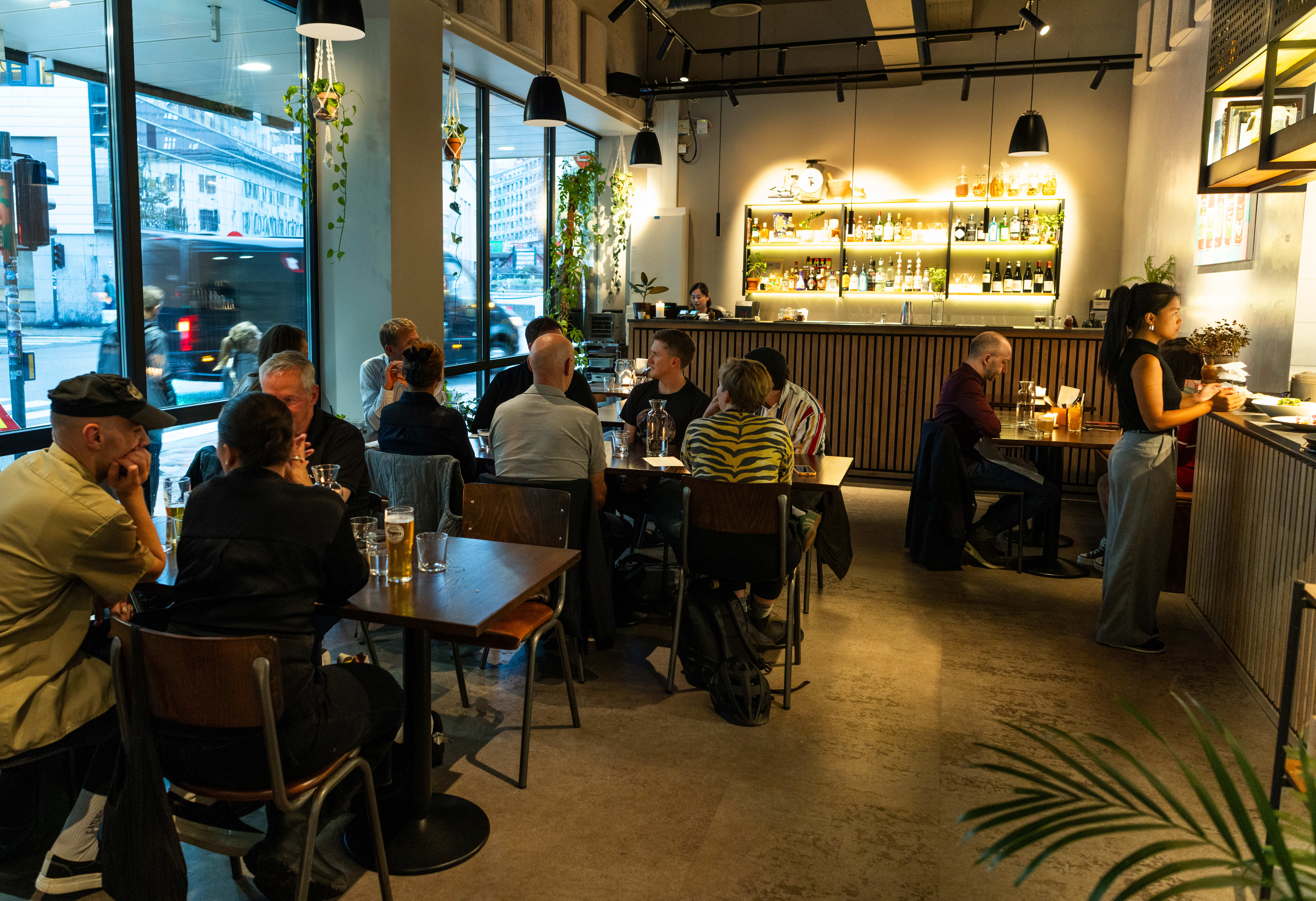 Fra restauranten ser du Sentrum politistasjon og Sentrum scene.
