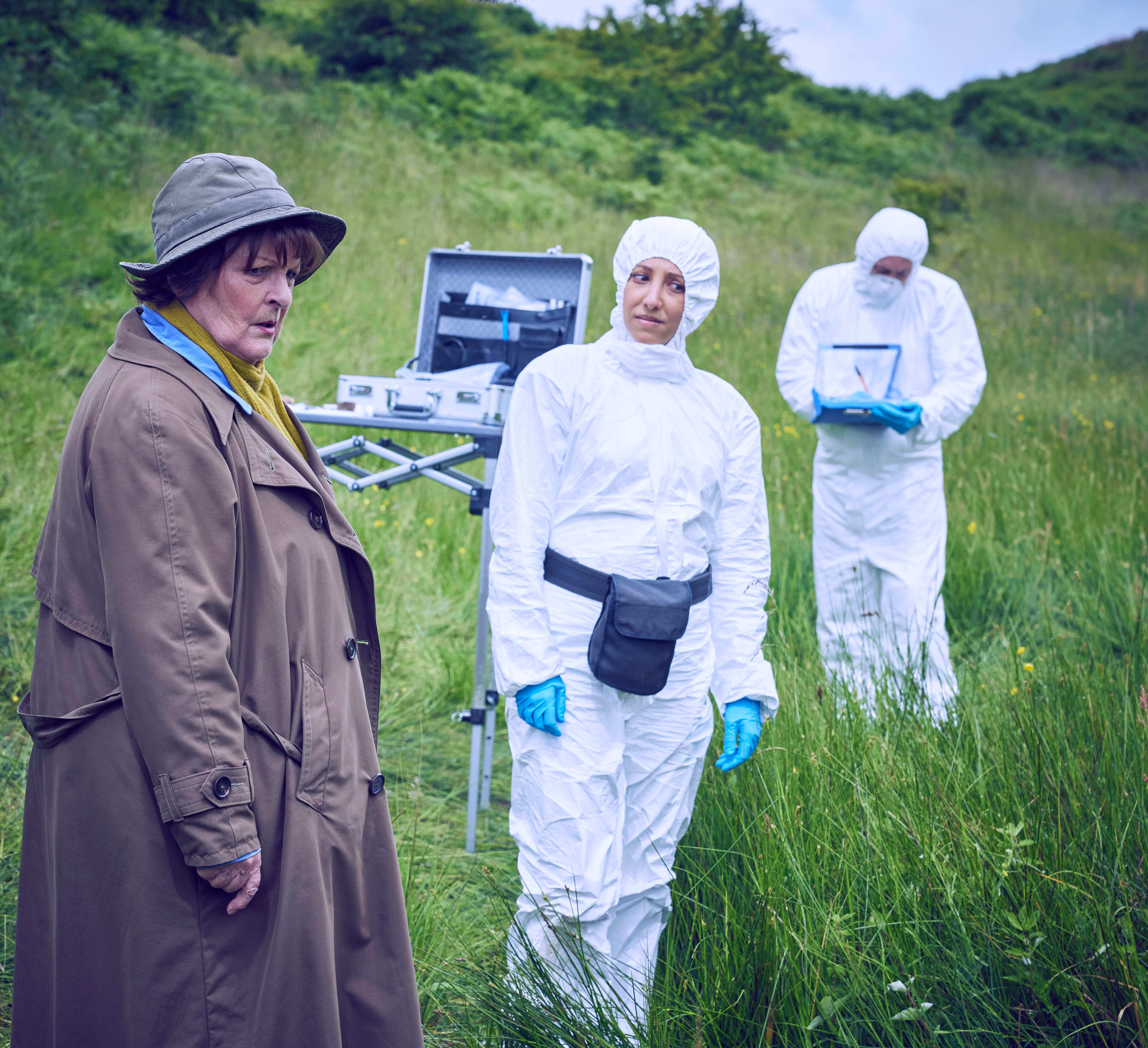 Vera (Brenda Blethyn) maser stadig vekk på Dr. Paula Bennett (Sarah Kameela Impey).