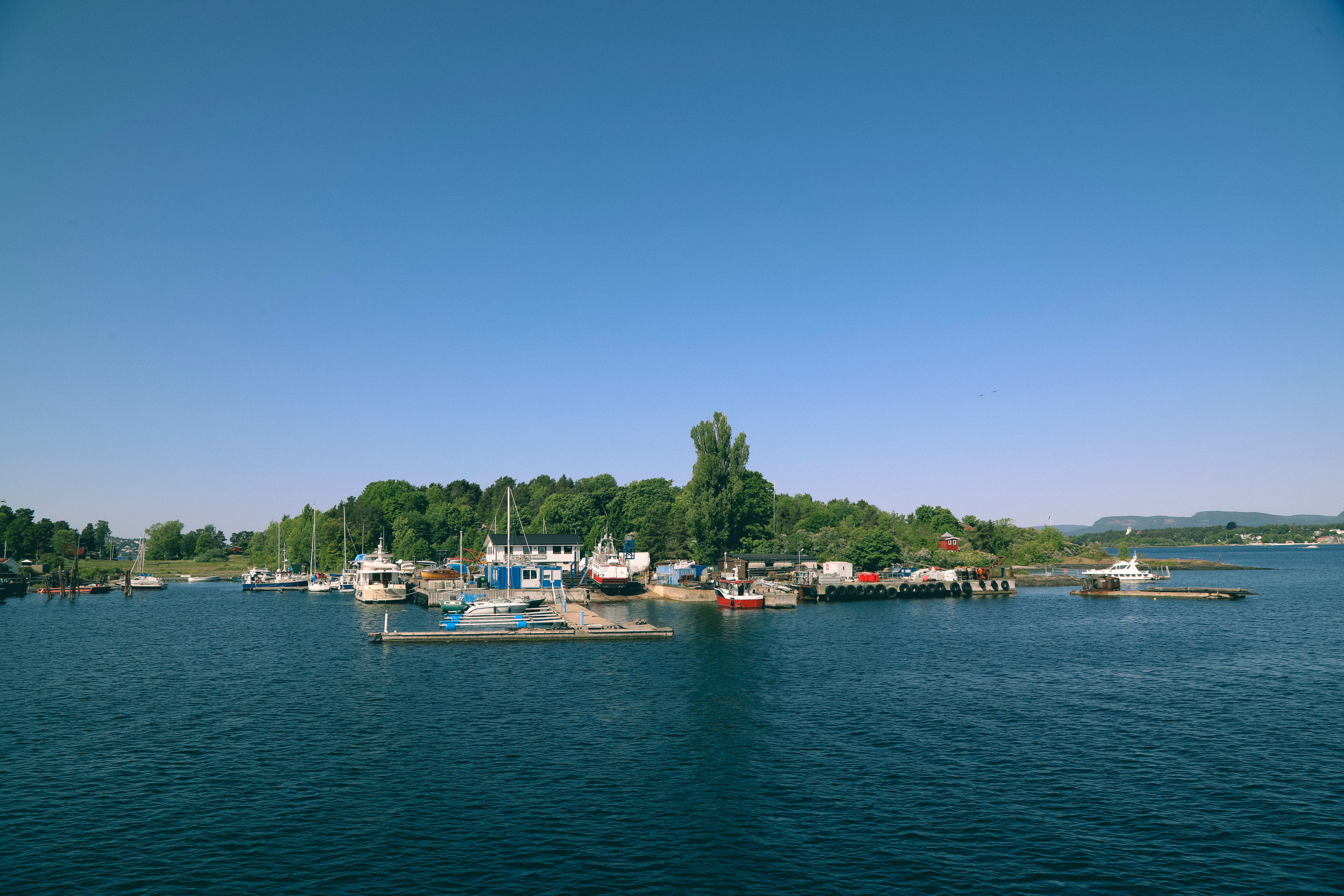 Idet vi passerte Lindøya med båten. På motsatt side ligger badeplassen Kjøkkenodden.