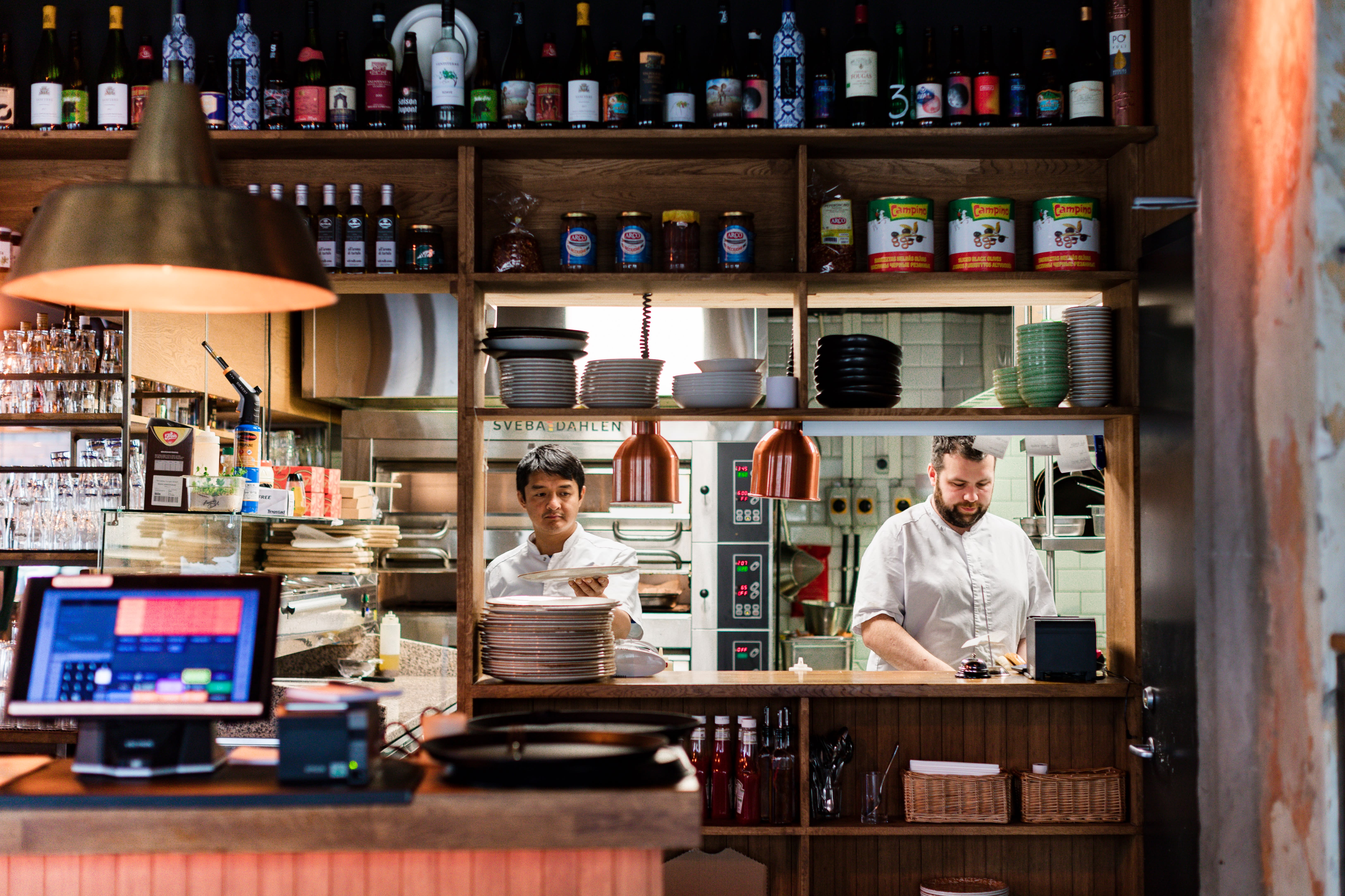 Kjøkkenet byr på alt fra tapas og burger til pizza og enkelte hovedretter.