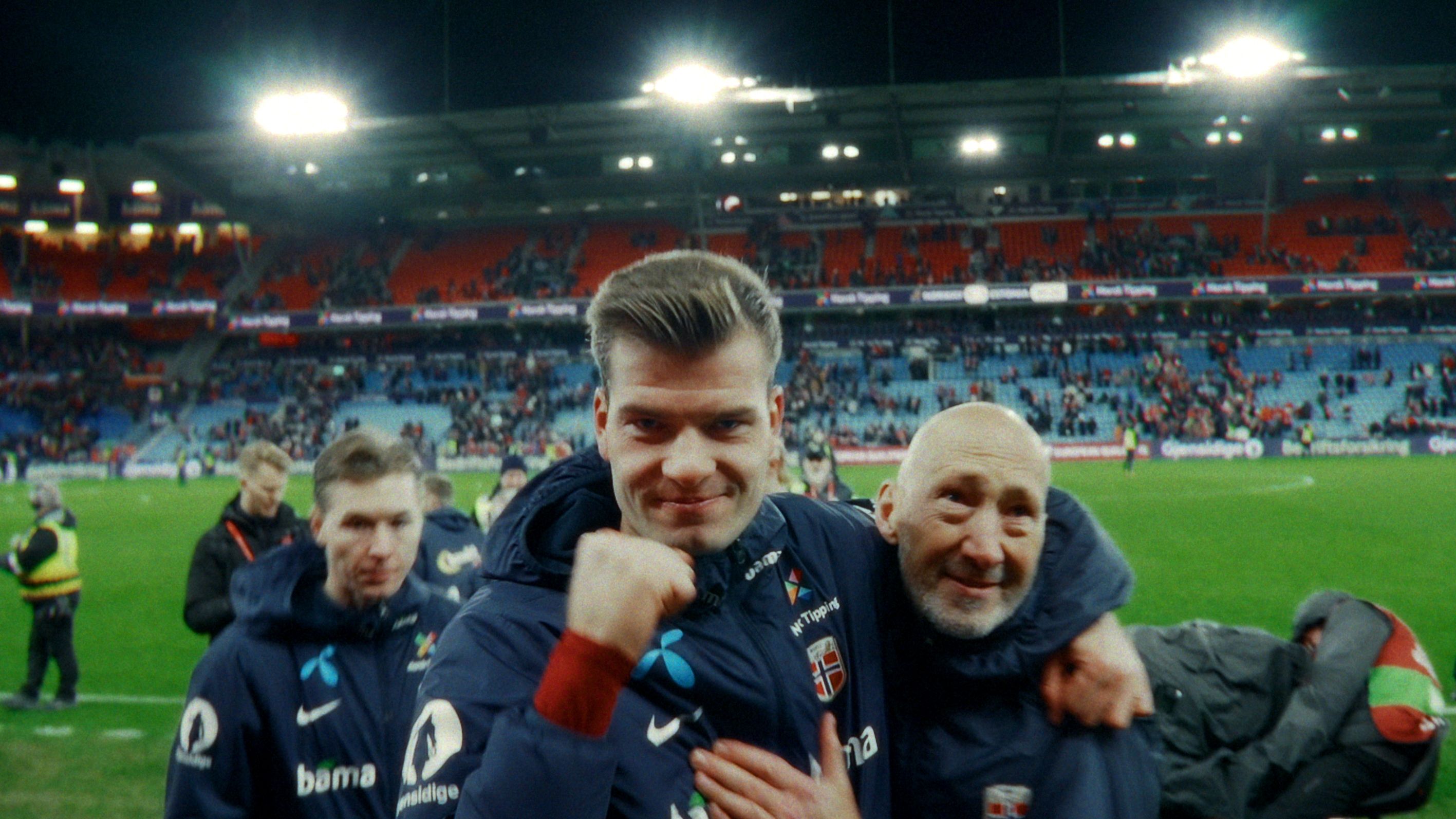 Landslagsspiss Alexander Sørloth (30) jubler etter kamp. Foto fra Netflix-serien.
