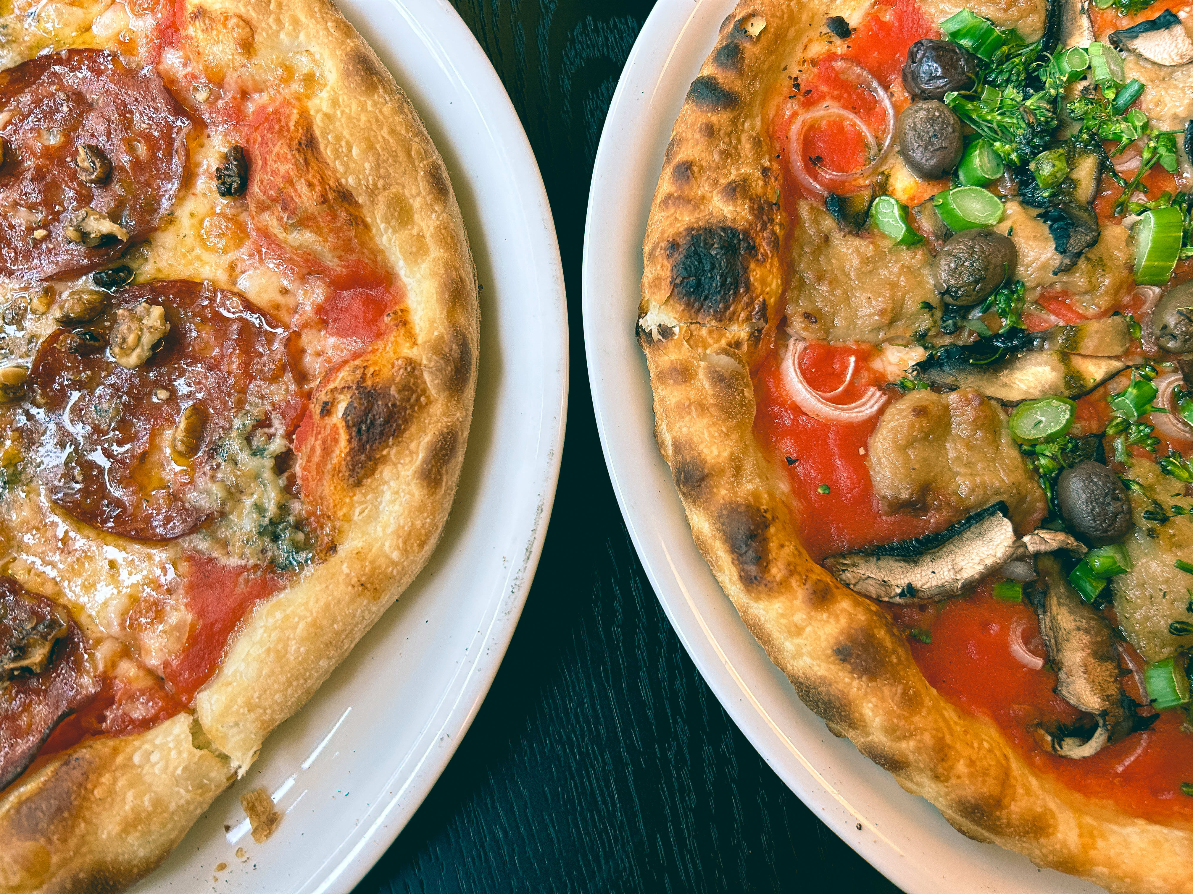 Sterk salami til venstre, vegansk til høyre.