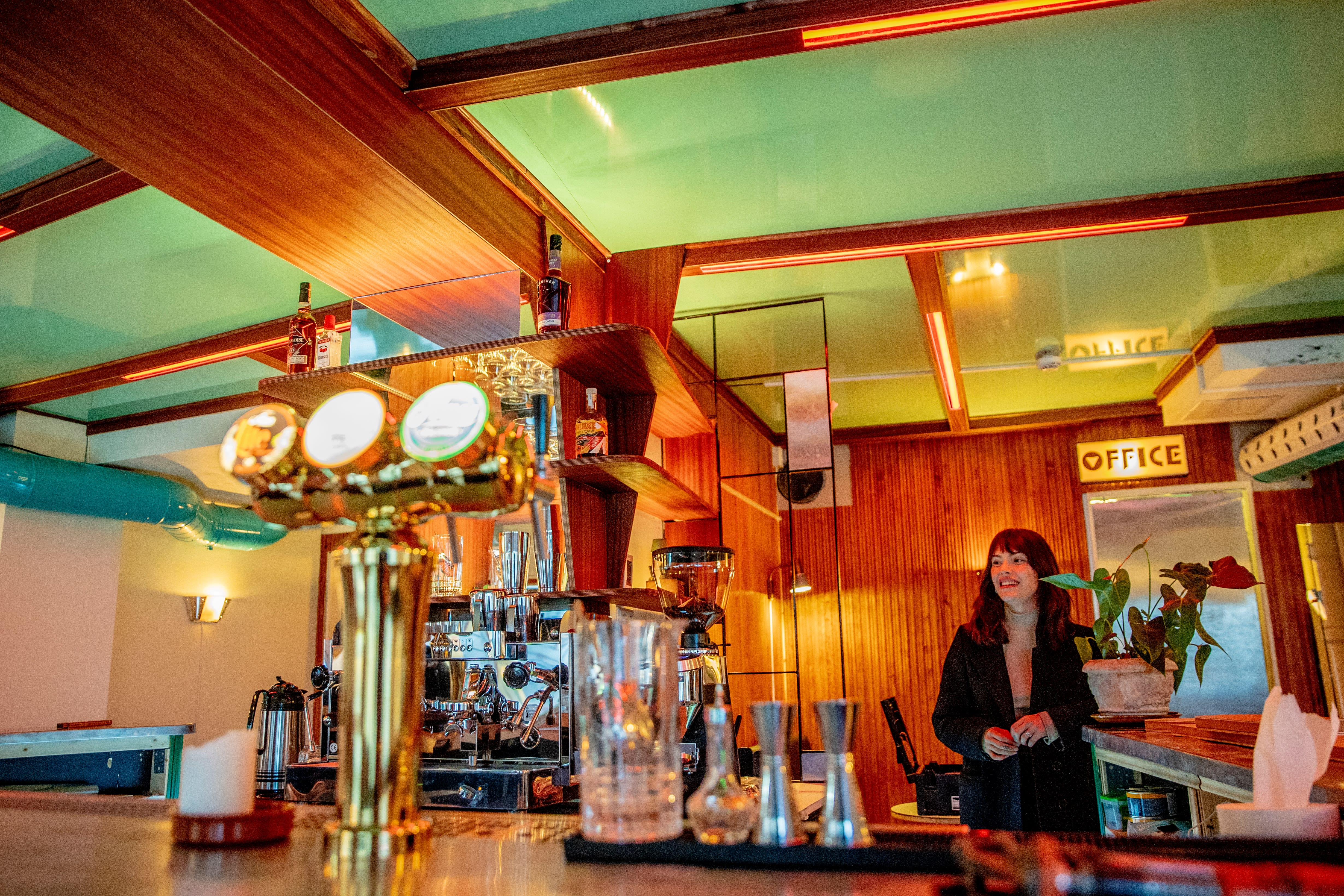 Daglig leder, Sarah Sande Saenger, forteller at de ønsker en lunere stemning enn du finner på mange av byens kafeer. 