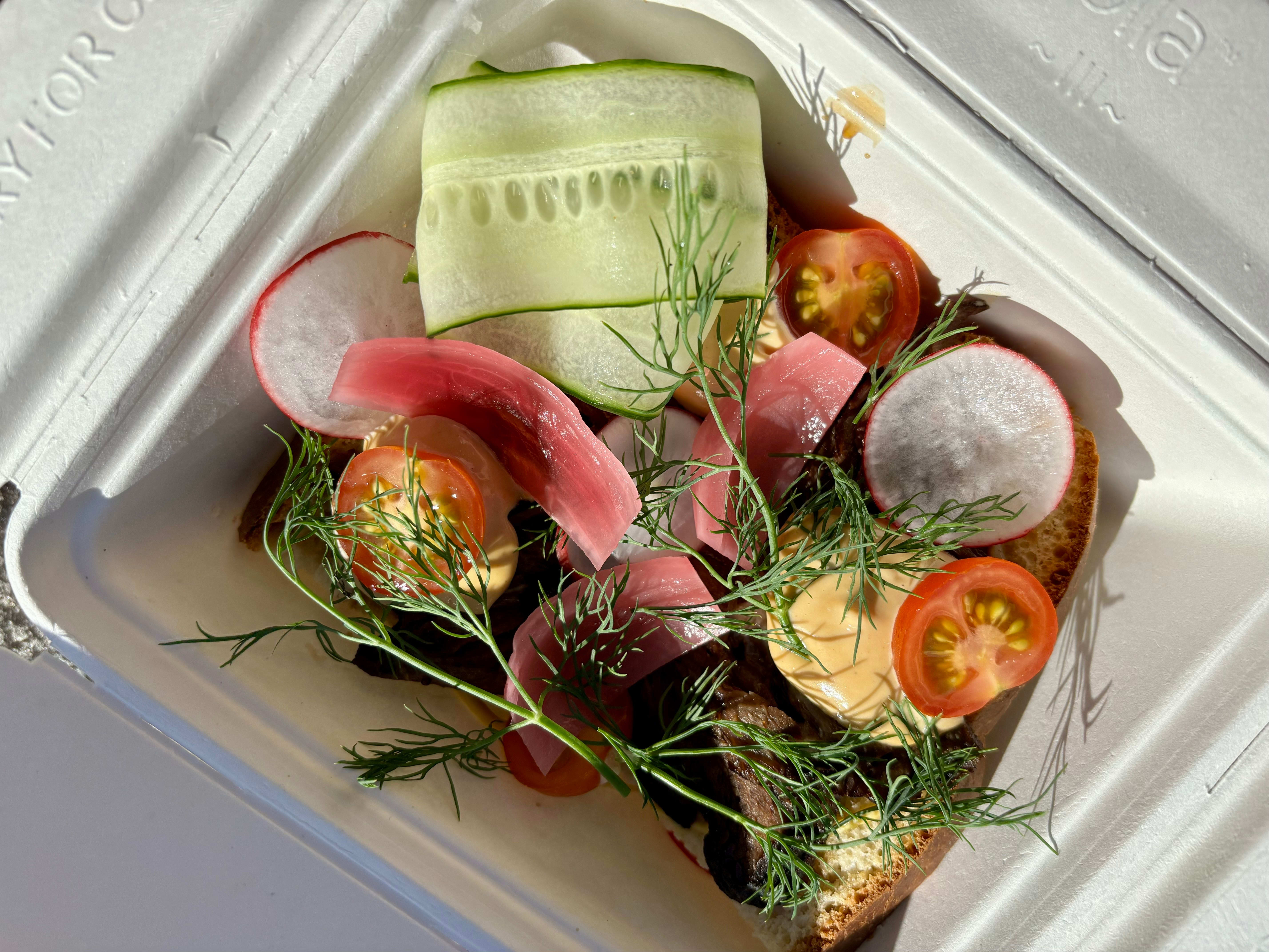 På Klee Kafé får du toast med oksekjake for 155 kroner.