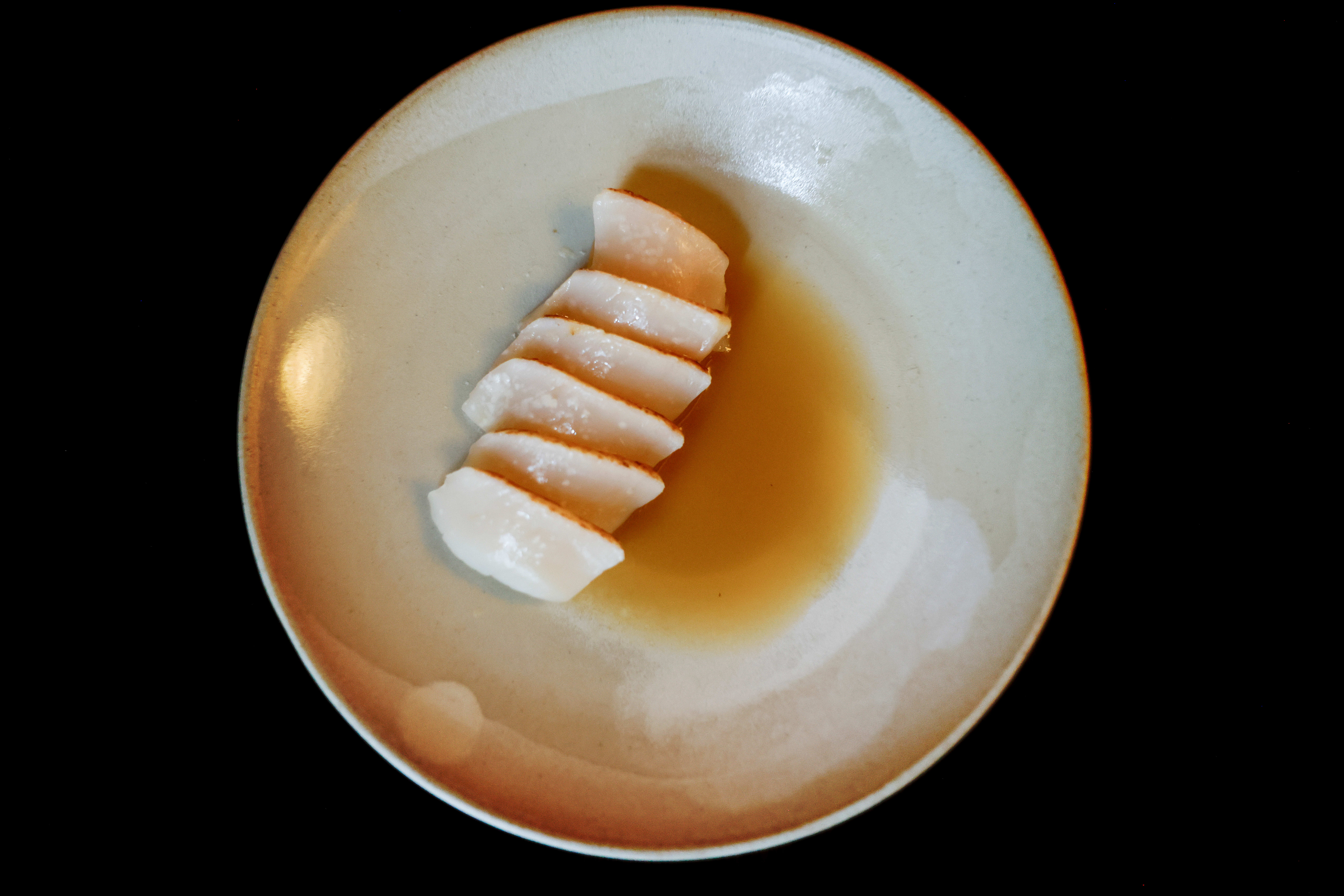 Kamskjellet er grillet på én side. 