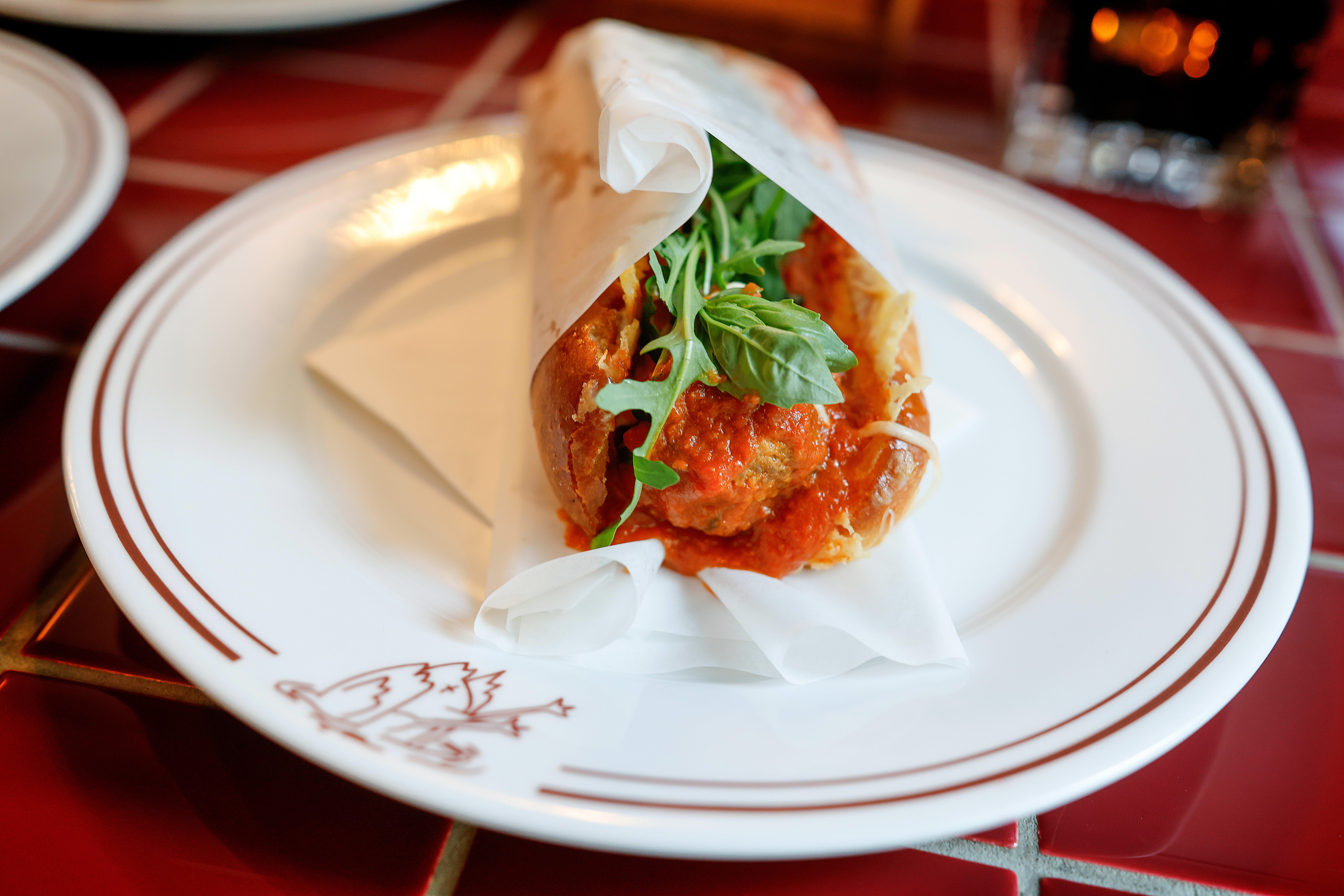 Dette smørbrødet har noe helt nødvendige grønne blader; ruccola og basilikum. Det frisker opp den ellers tunge kreasjonen. 