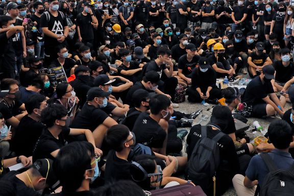 Nye demonstrasjoner på Hongkongs flyplass - innstiller alle flyvninger for andre dag på rad