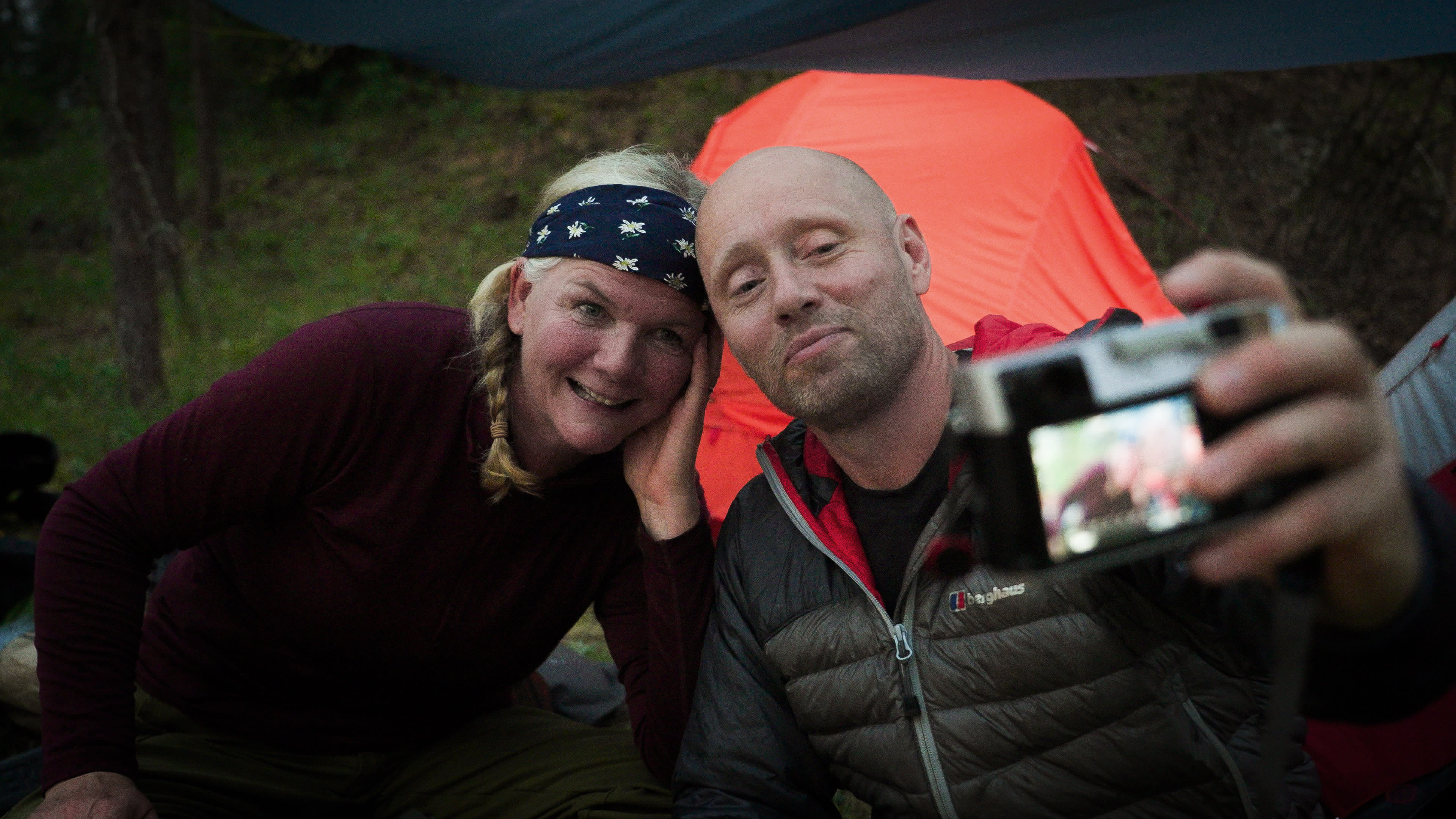 Skuespiller Aksel Hennie og Anne Lindmo foreviger kosen. 