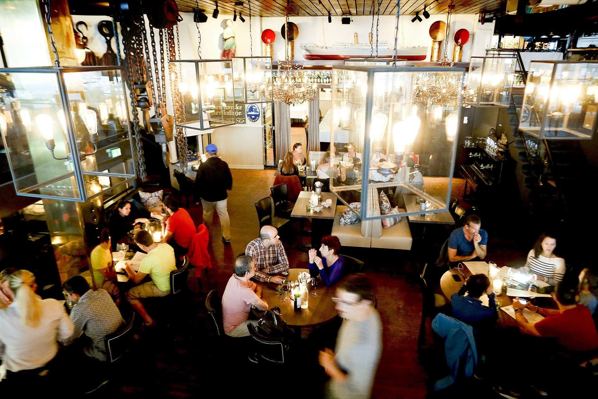 Inne på Louise er interiøret stilfullt.