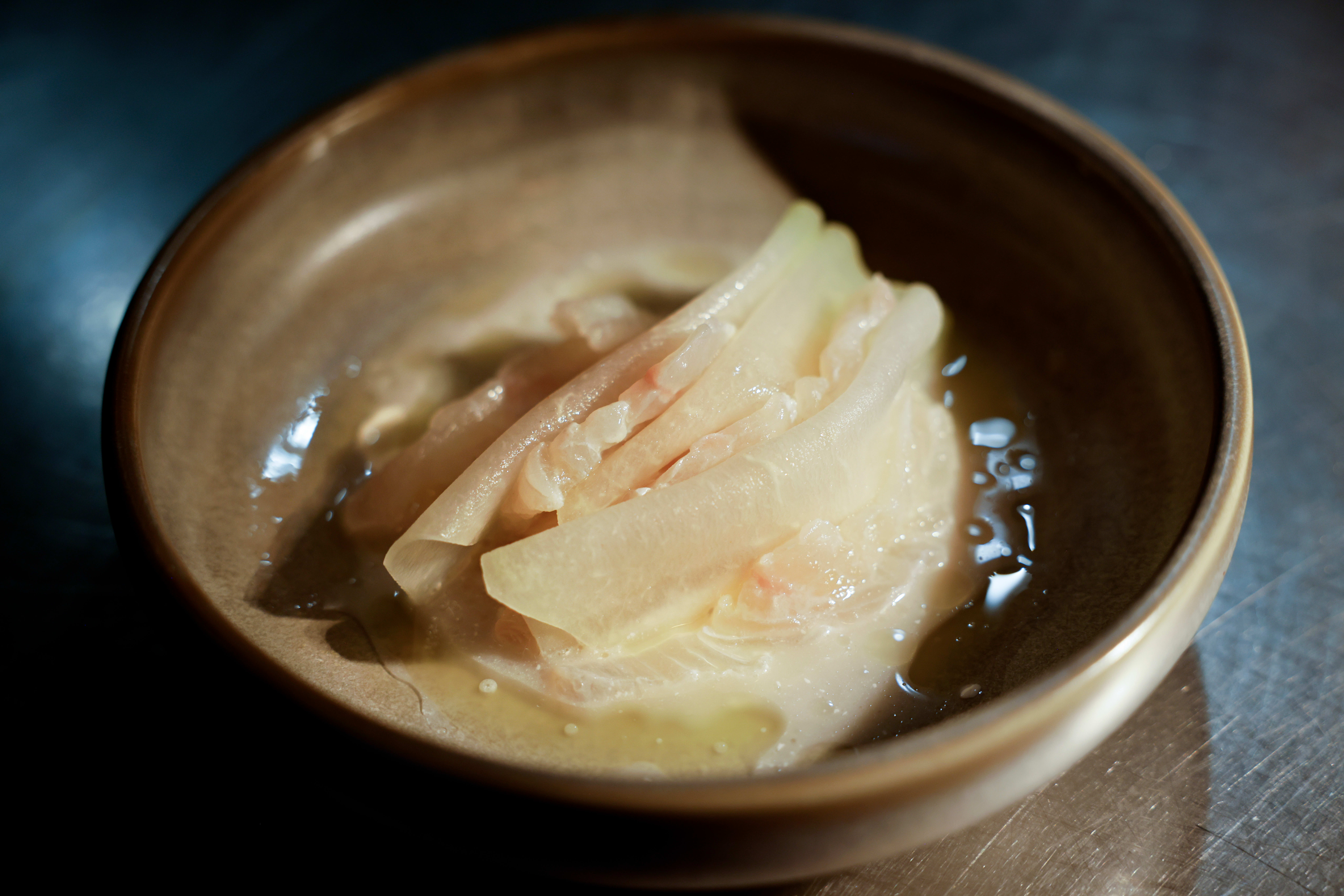 Arakataka leker seg med en monokrom fargepalett i kveldens første rett. 