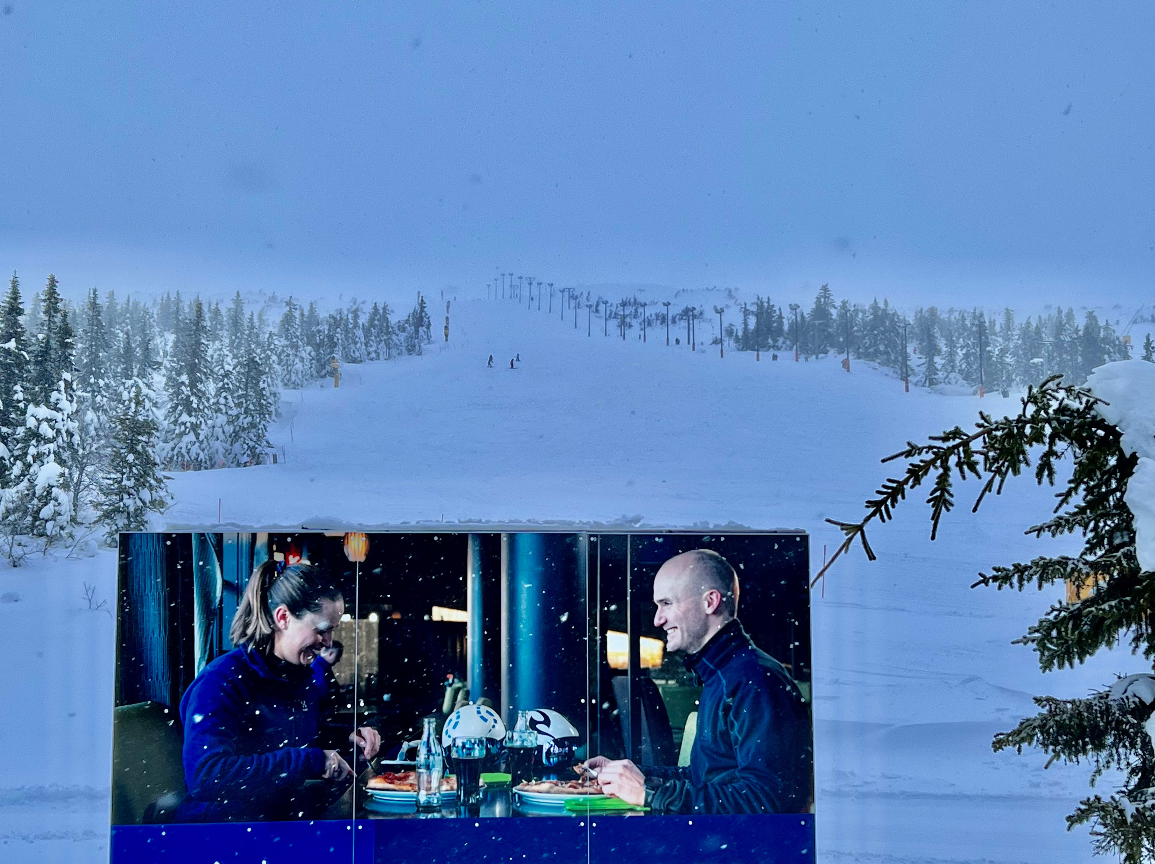 Reklame for Matbaren ute i skiløypa. 