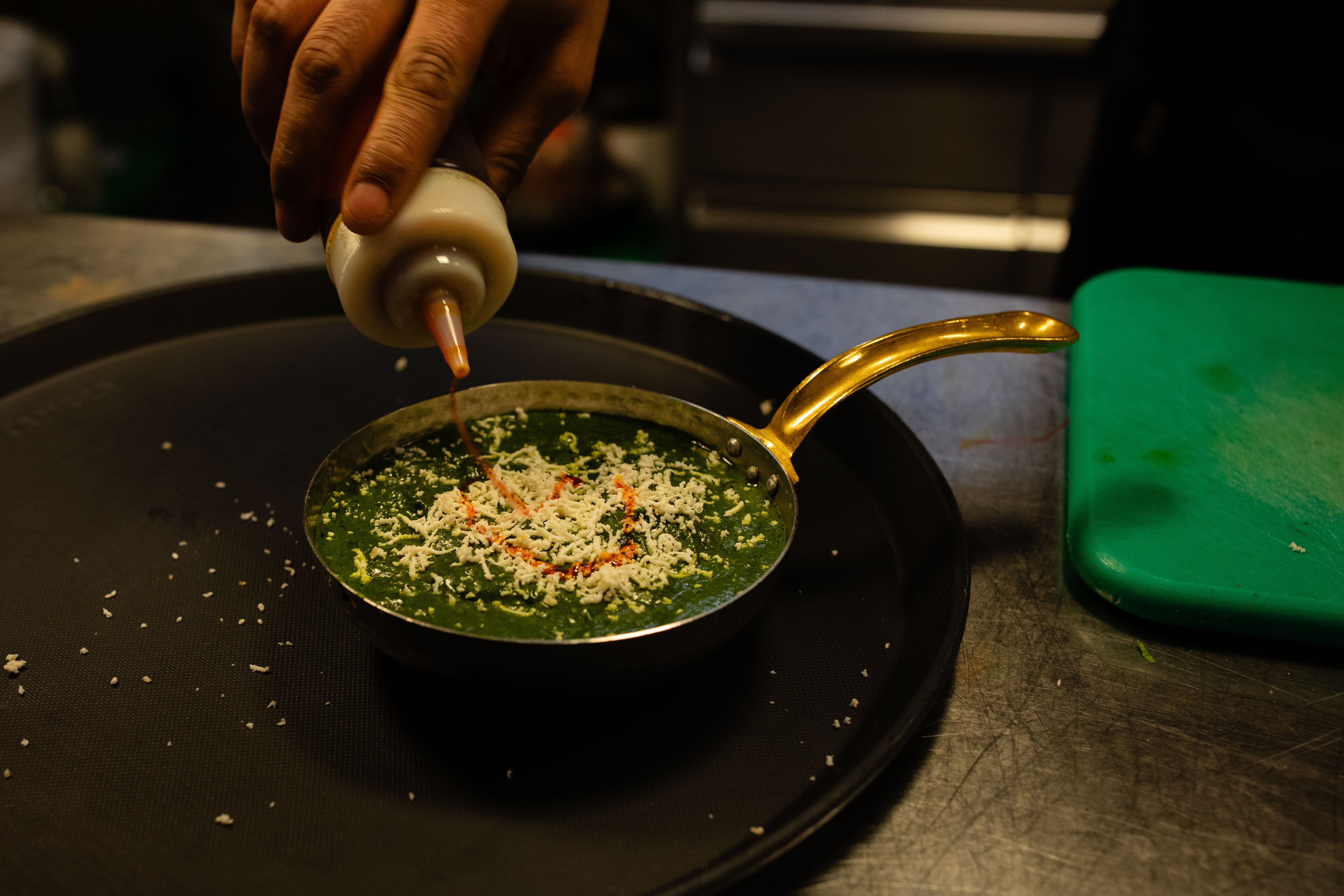 Kokkene jobber bra med presentasjonen av gryterettene. 