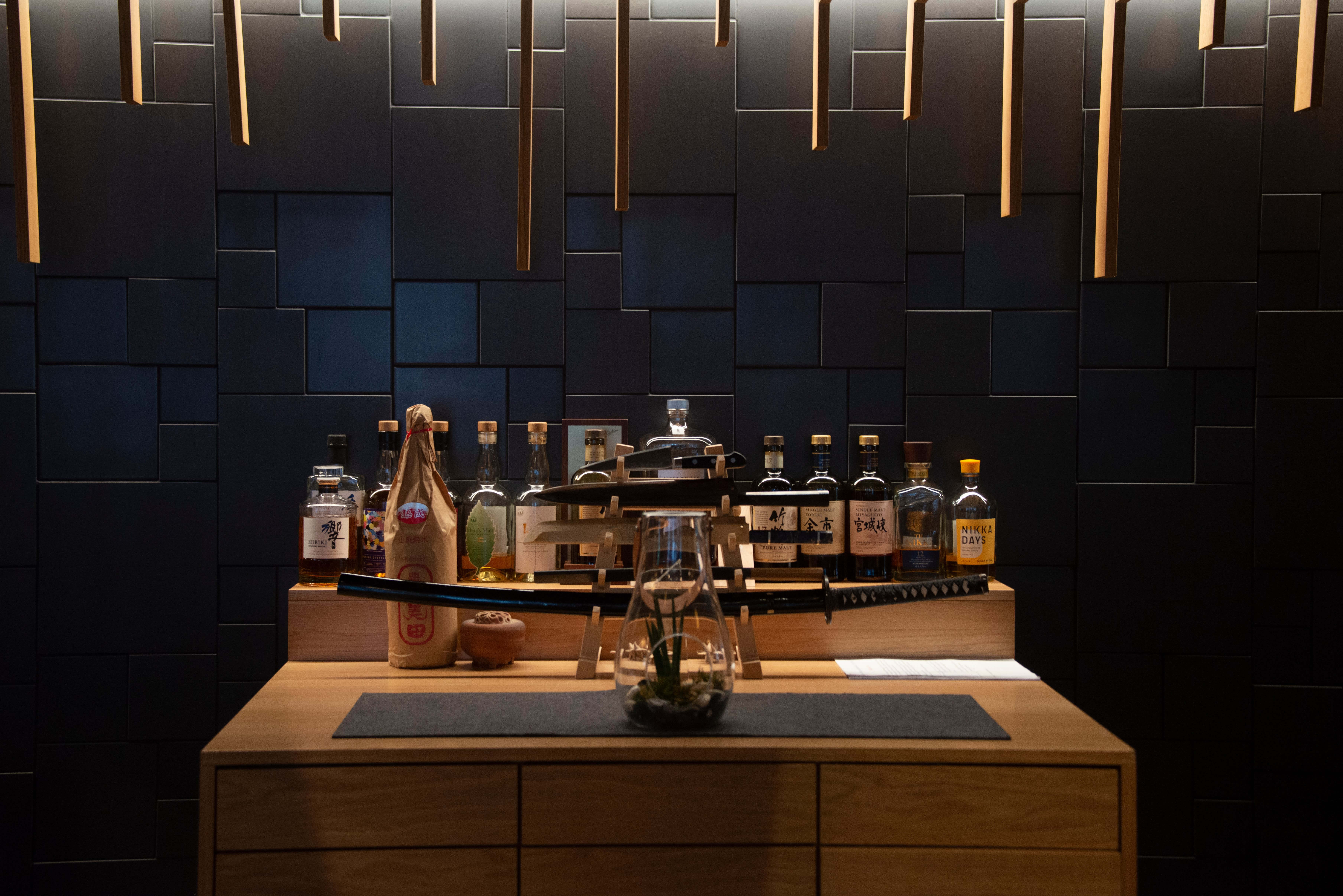 Det er like før man tror at Uma Thurman hopper opp i gul treningsdress og griper samuraisverdet. 