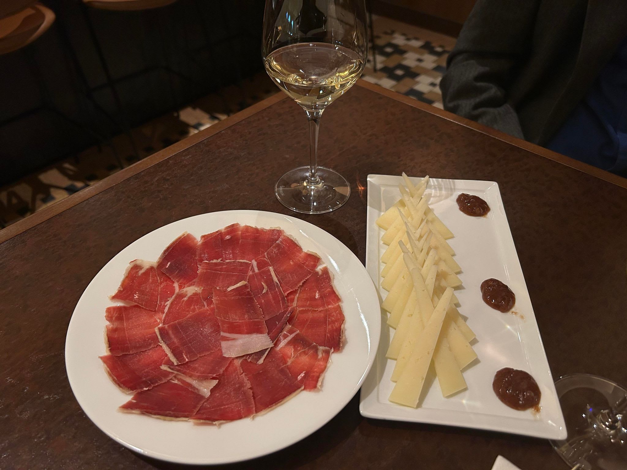 Deilig skinke, kjedelig ost. Manchegoens 12 måneder forsvinner når den ikke får hvile i romtemperatur før den blir servert. 