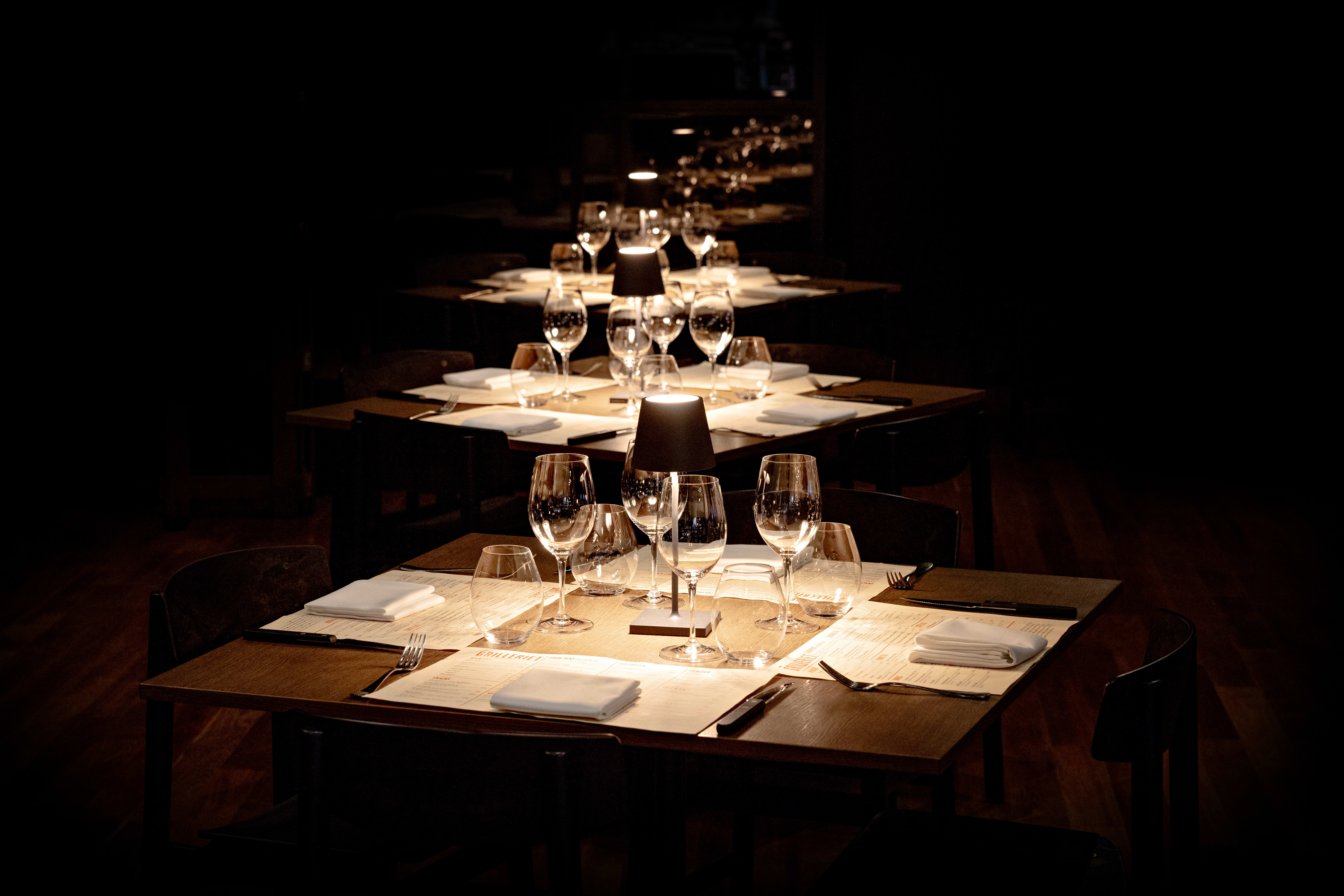 En stor, mørk og lun restaurant. 