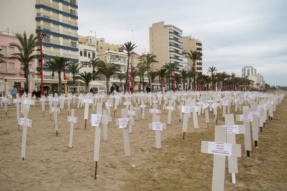 Hvert kors markerer en kvinne som er drept av partneren. Spanske machomenns holdninger har satt fyr på valgkampen.