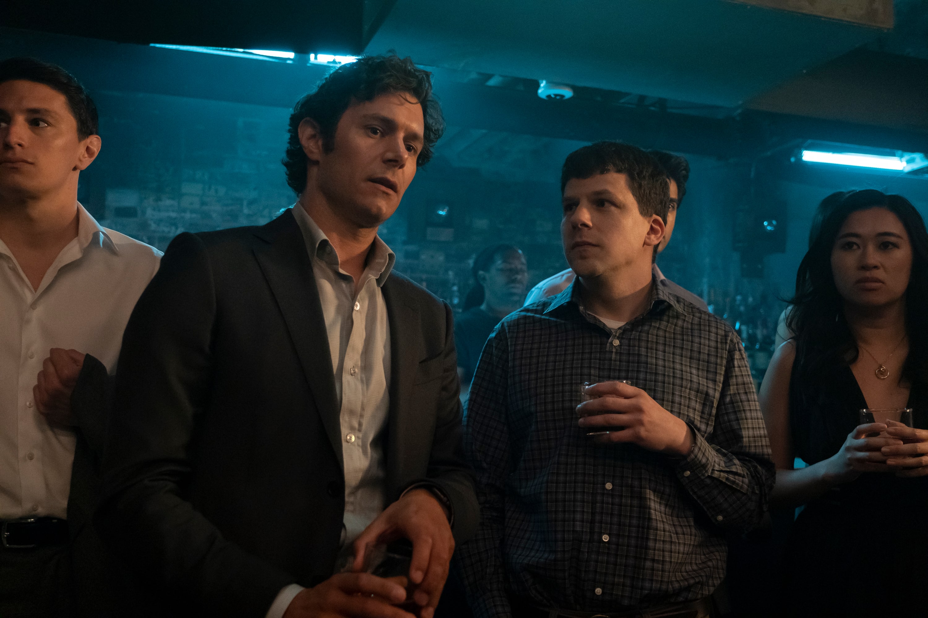 Adam Brody viser seg frem som Tobys kompis Seth. Han er den frie finansmannen som gjerne vil slå seg til ro med familie. 