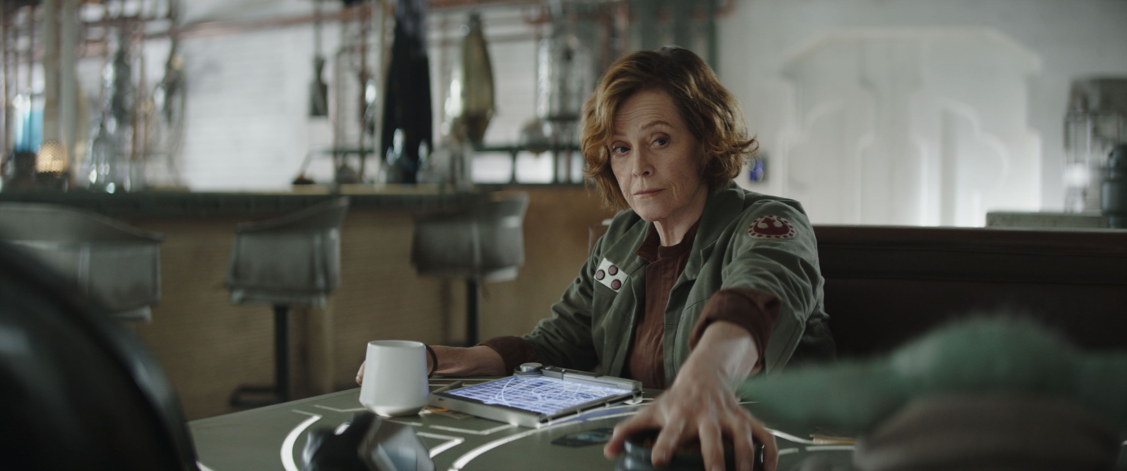Sigourney Weaver er hard, men rettferdig som oberst Ward.