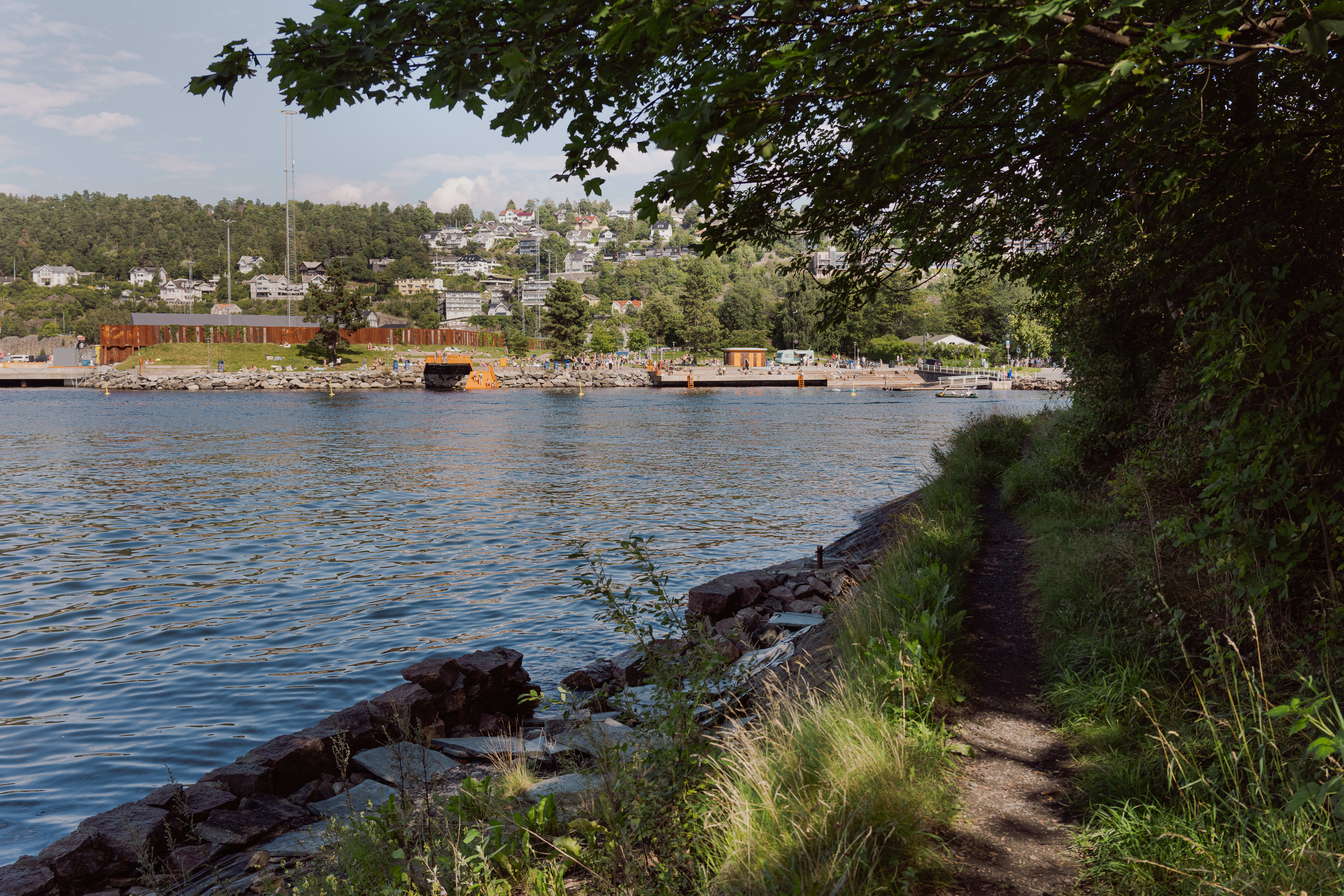 På vei ut til første badeplass kan du se på alle som ligger i klynge på Bekkelagsbadet.