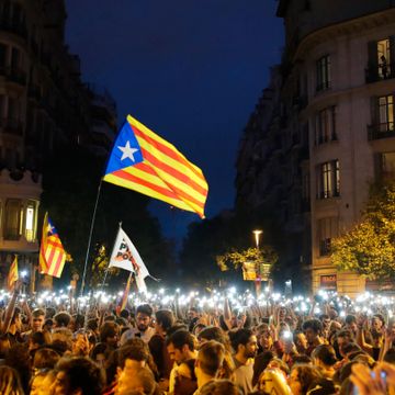 Demonstranter lyste opp Barcelona med mobilene