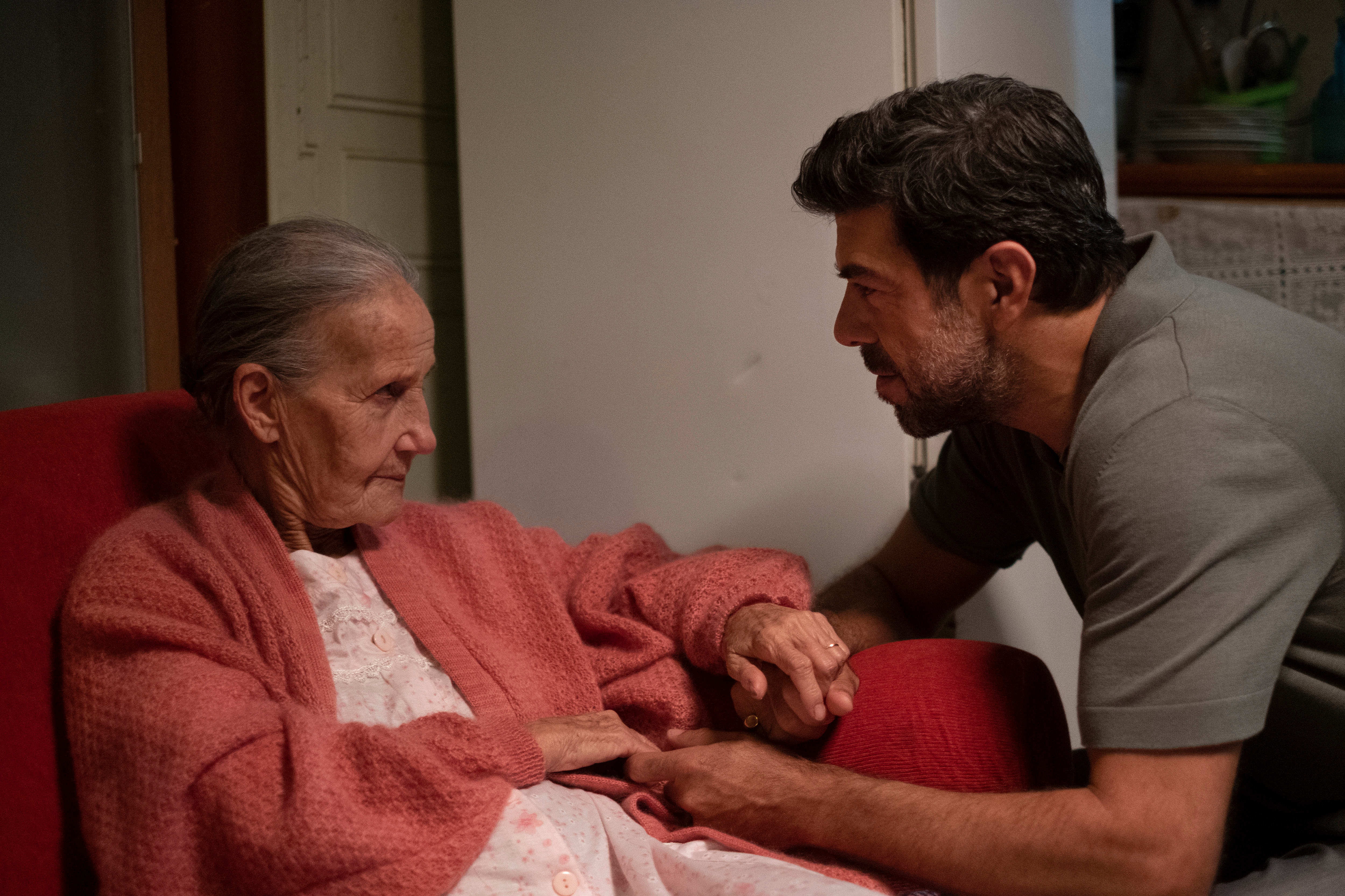 Felice vender tilbake for å hjelpe moren, men det er byen Napoli som trekker ham med størst kraft.