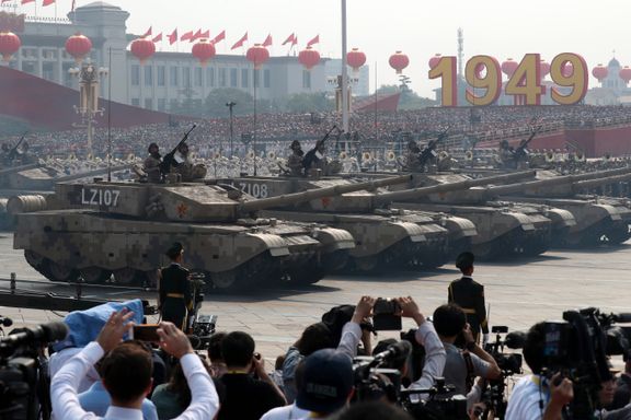Kina viser militære muskler –  og delte ut over 600.000 gratis TV-er