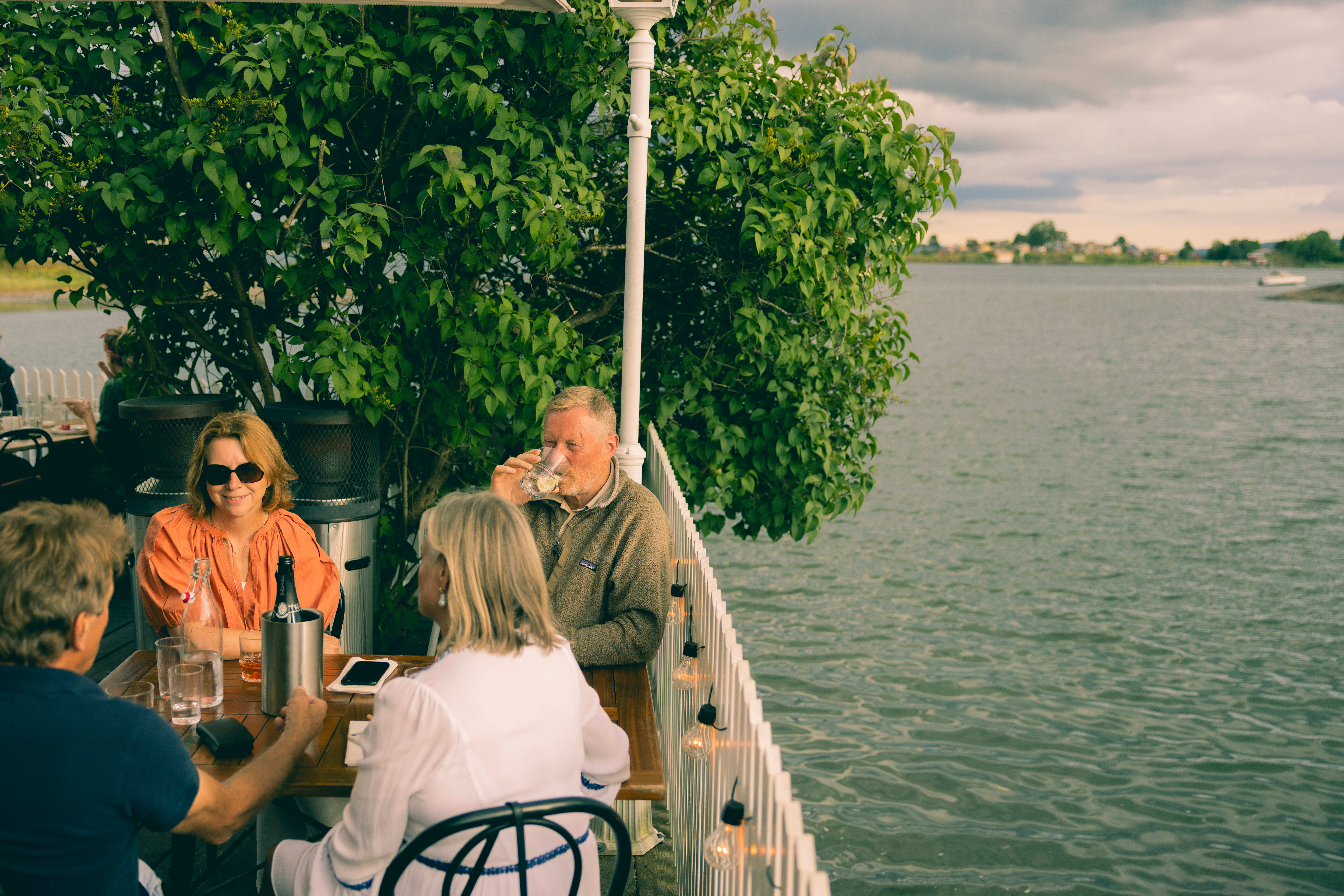 Kveldssol og 180-graders sjøutsikt er sjelden vare på Oslos uteserveringer. 