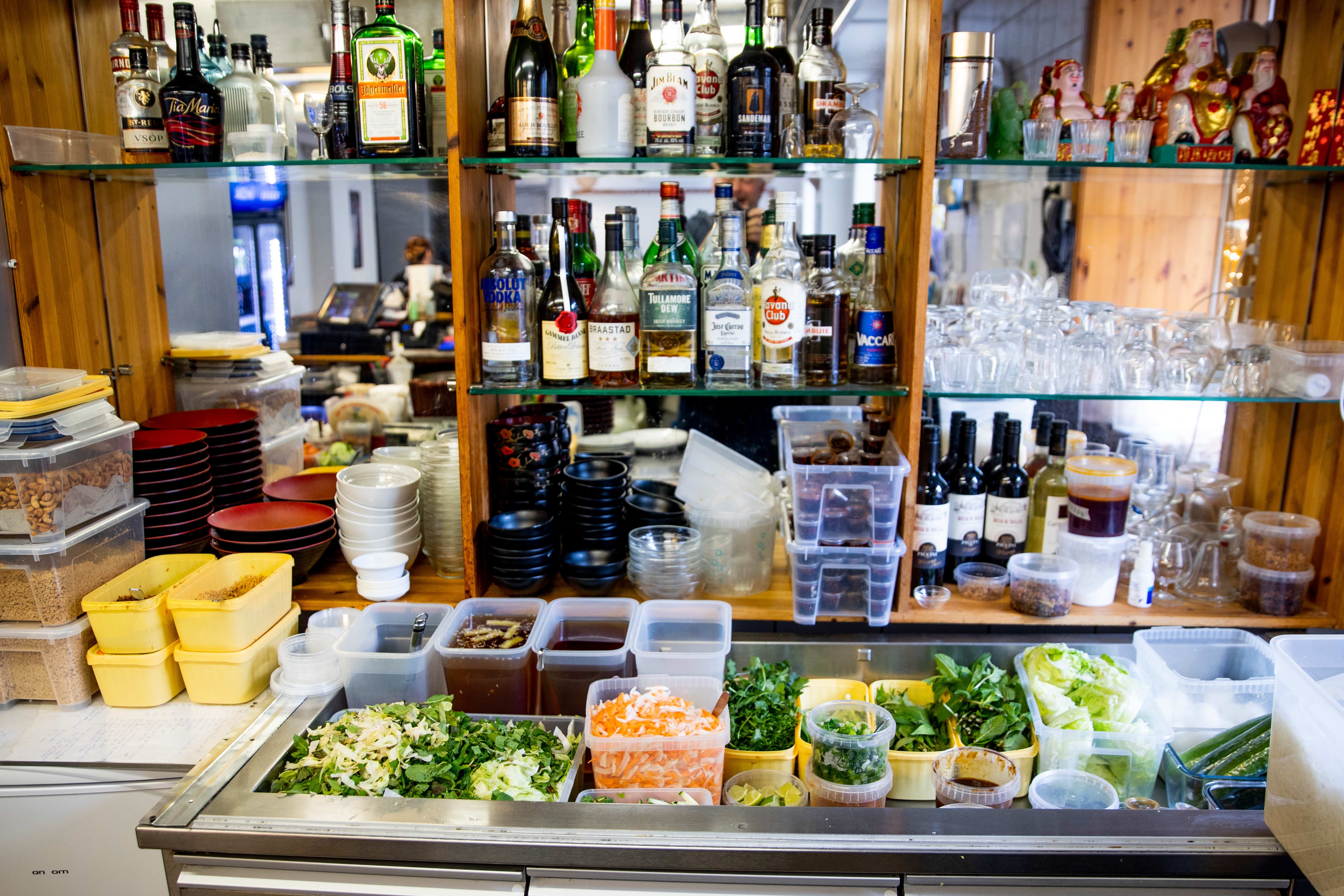 Det er mye å holde styr på for kokkene på Lille Saigon. 