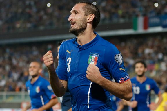 Midtstopper Chiellini scoret alle målene da Italia snudde til seier