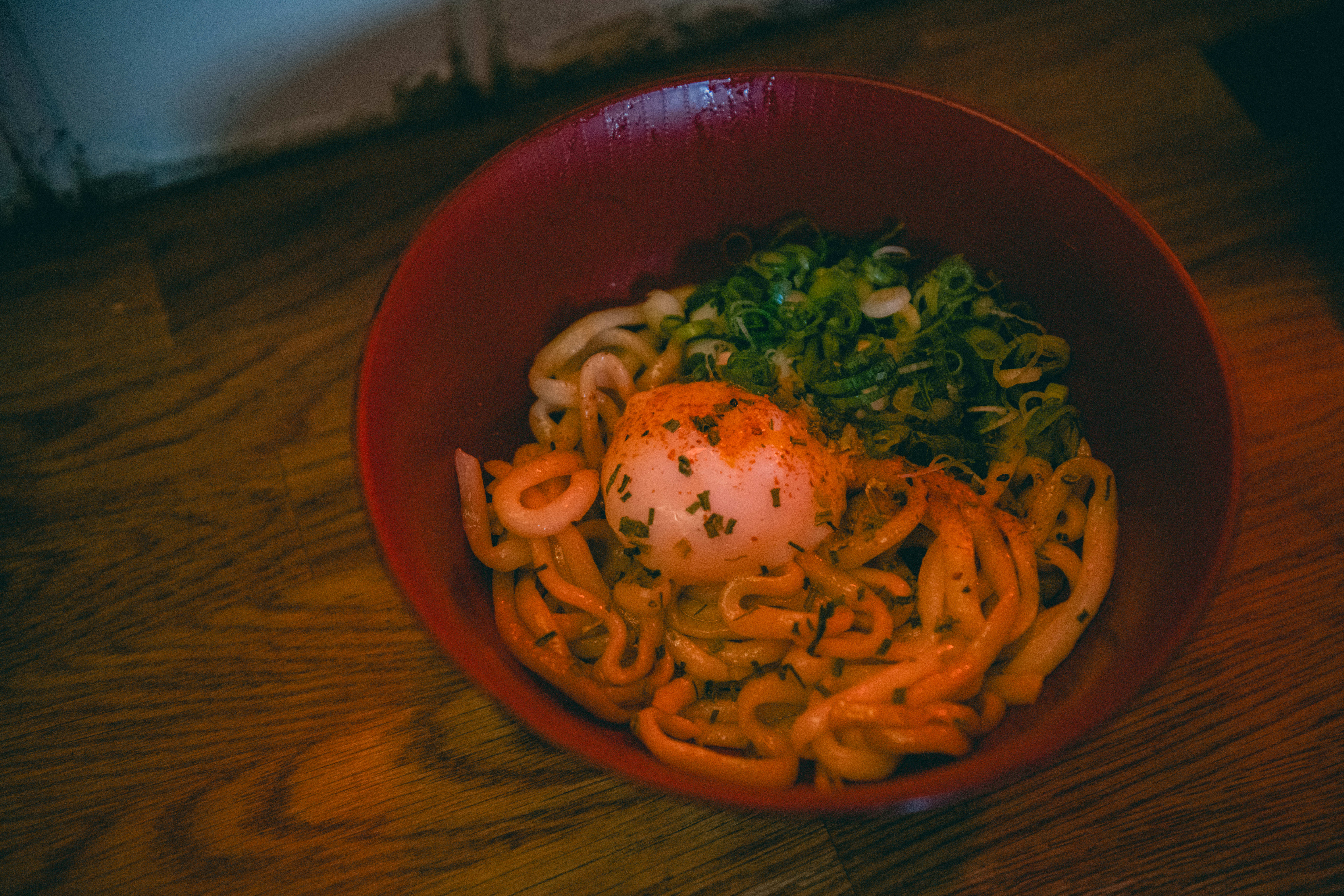 Mazemen er hvetenudler med posjert egg. 