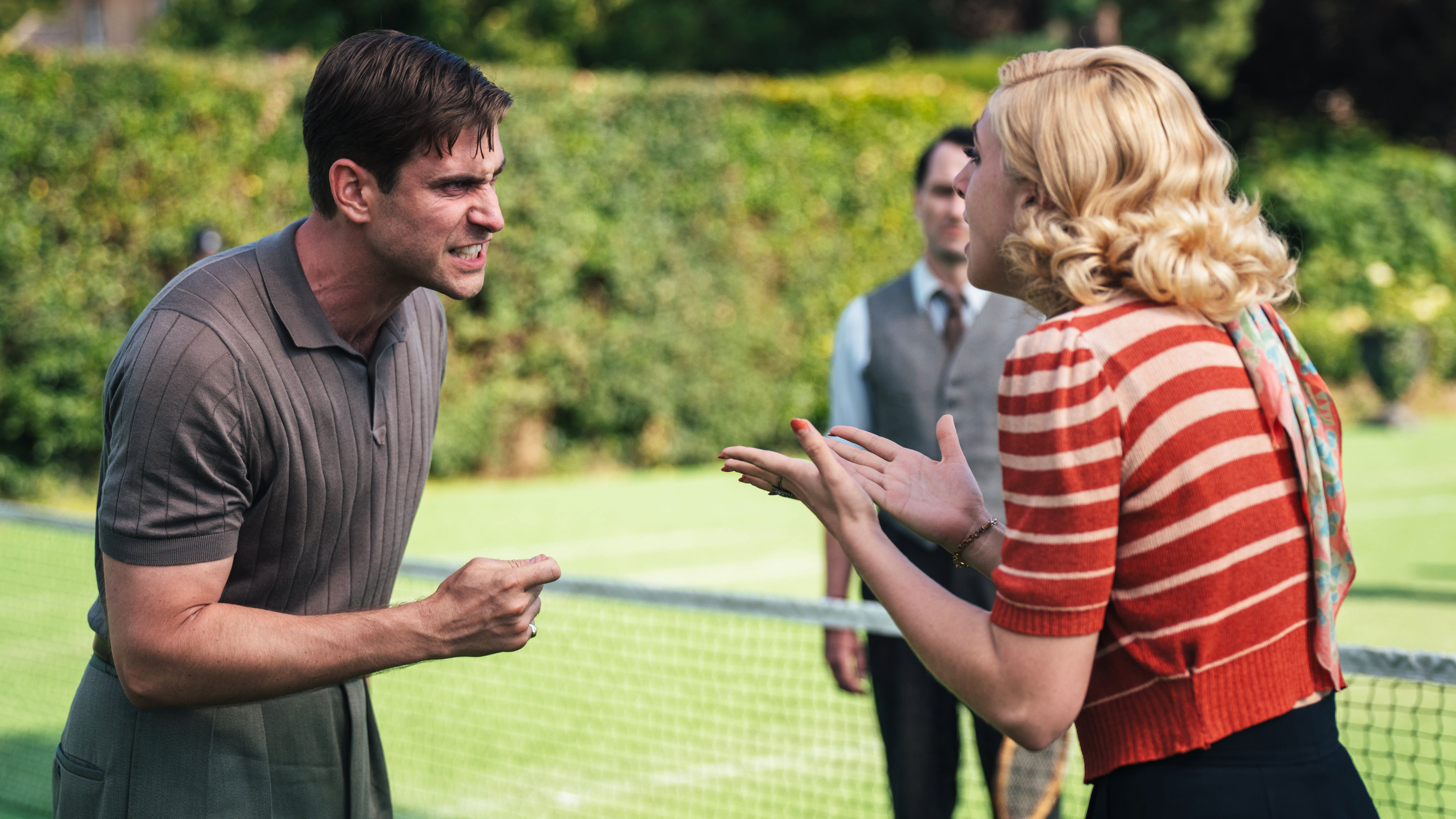 Tennisspilleren Nevile Strange (Oliver Jackson-Cohen) og kona Audrey Strange (Ella Lily Hyland) har tilsynelatende et elsk-hat-forhold til hverandre. 