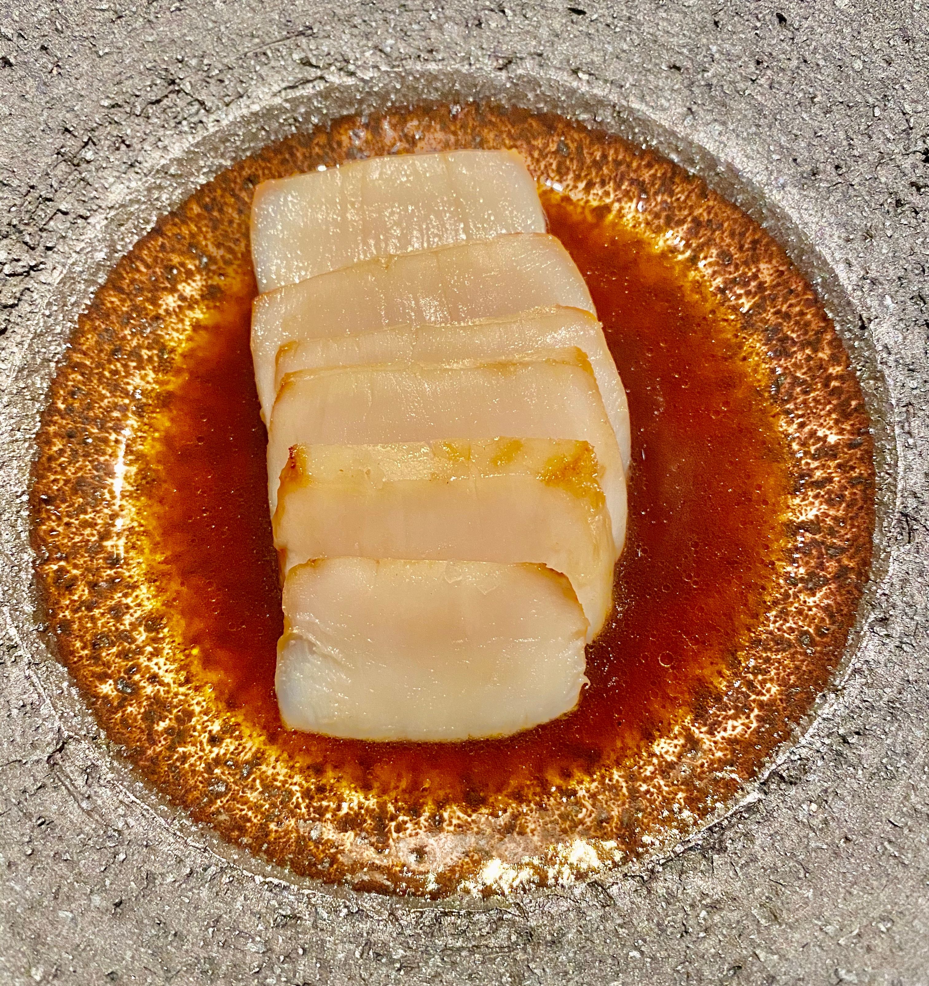 Perfekt varmebehandlet kamskjell med røkt kamskjellrogn. 