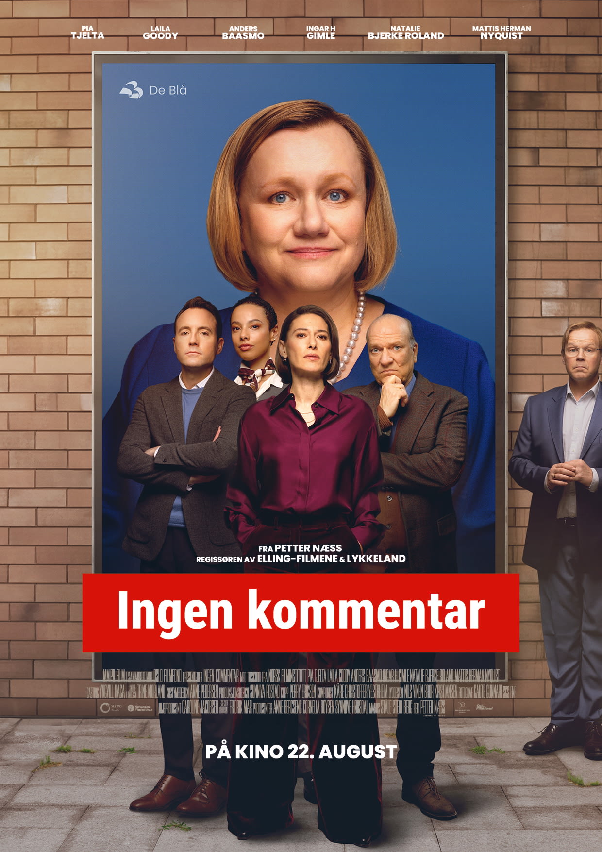 De Blå må samle et kriseteam én uke før valget. Fra venstre: Nestlederen (Mattis Herman Nyquist), stortingspolitiker Henny (Natalie Bjerke Roland), spinndoktor Karianne Moen (Pia Tjelta), kommunikasjonssjef Levi (Ingar Helge Gimle). Til høyre: statsministeren ektemann Sondre Bortnes (Anders Baasmo). 