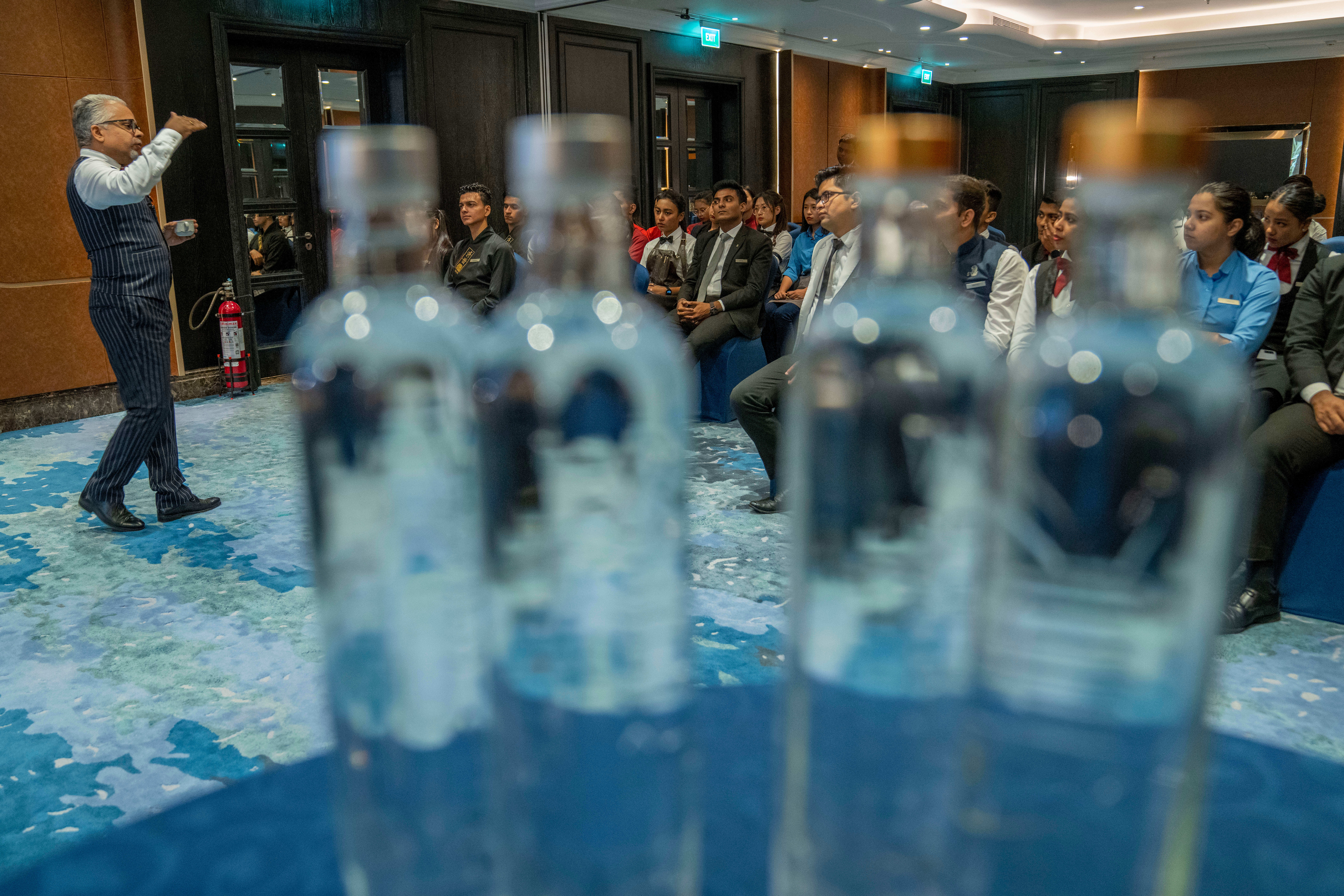 Flere steder i verden er det store messer for prestisjevann. Der har også norske vann deltatt. Her fra en workshop på Ritz-Carlton-hotellet i den indiske byen Pune i 2023.