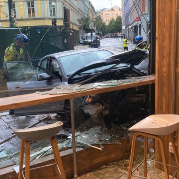 Bil kjørte inn i kaffebar i Oslo sentrum: – Heldigvis ble ingen fotgjengere skadet