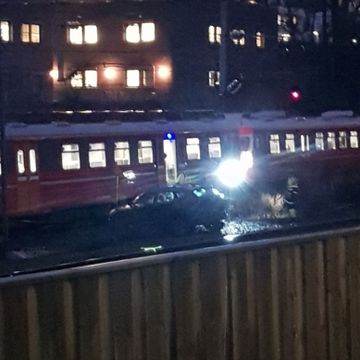 Førerløs bil med barn i trillet ut i togskinnene: – To sekunder etter kom toget