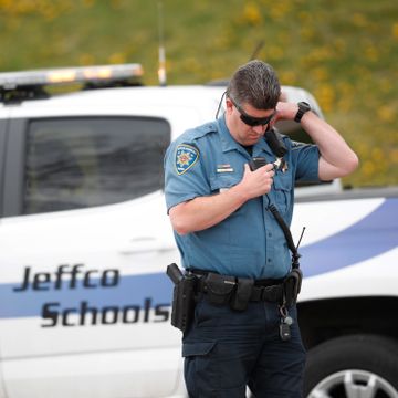 FBI advarer mot bevæpnet kvinne oppslukt av Columbine-massakren. Flere skoler stengt. 