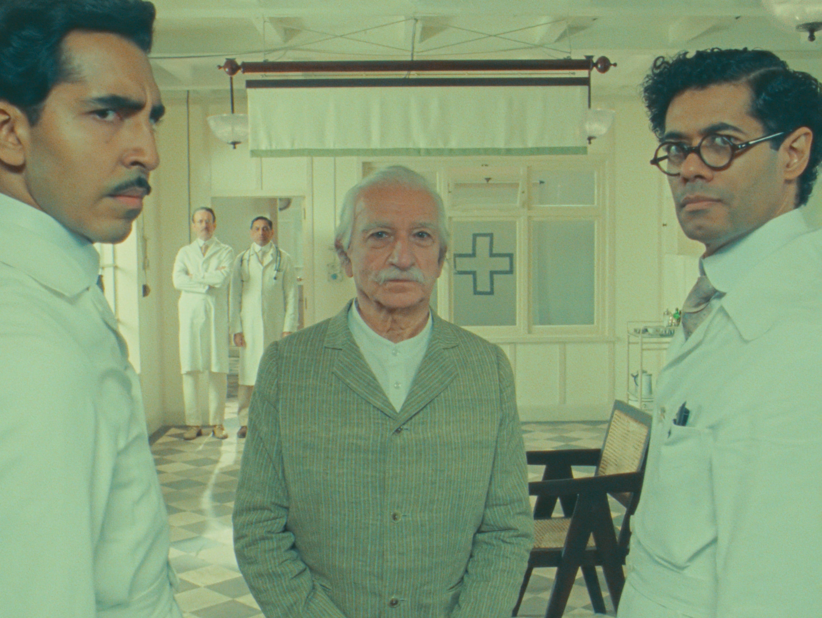 Kunsten å holde seg alvorlig og samtidig få deg til å le: Dev Patel, Ben Kingsley og Richard Ayoade.