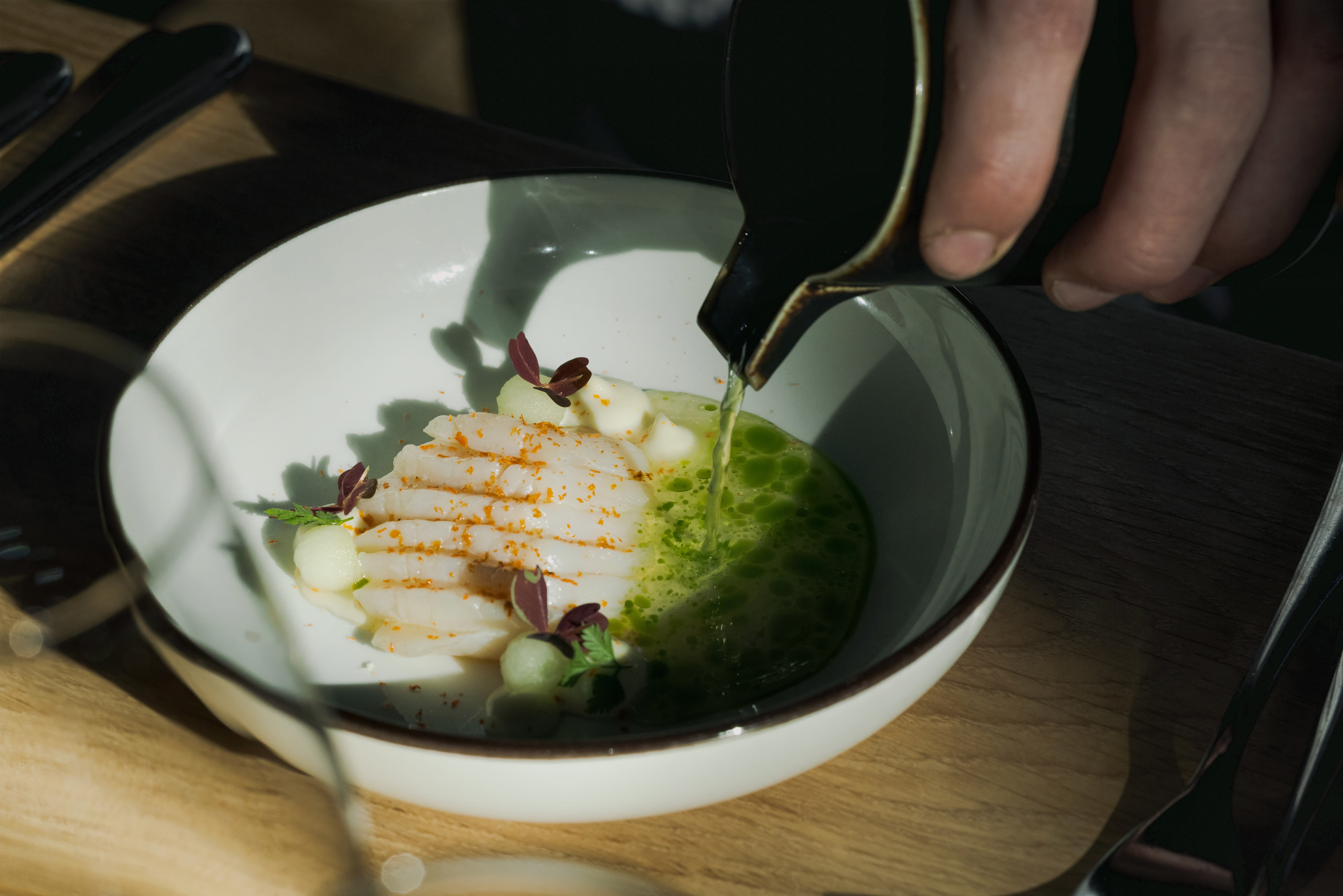 Råmarinert kamskjell med eplebuljong.