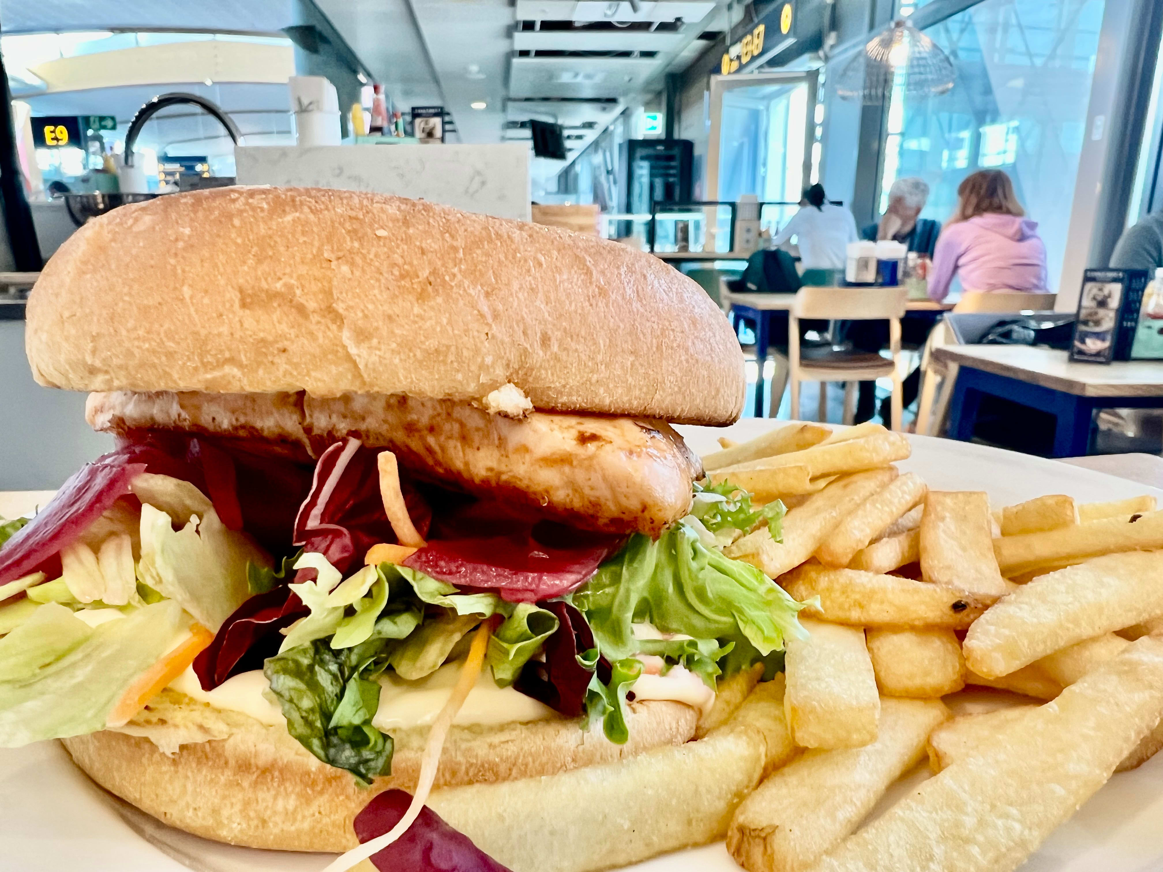 Test av alle 20 spisesteder og restauranter i avgangshallene på Gardermoen: Her finner du den beste maten