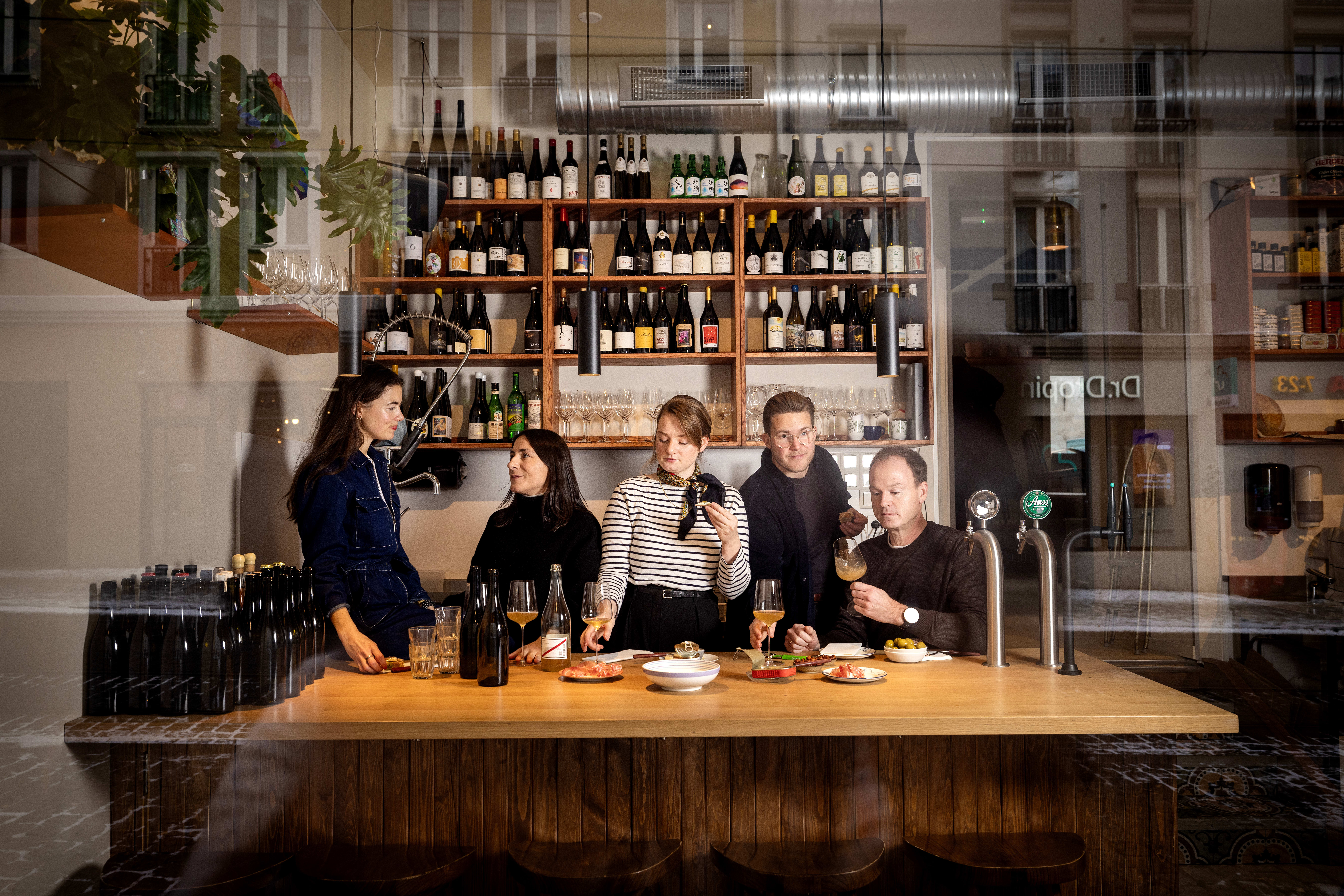 Maria T. Pettrém (fra venstre), Siran Øzalp Yildirim, Sigrid Gausen, Erik Gulbrandsen, og Morten Schwencke er Vinks restaurantanmeldere.