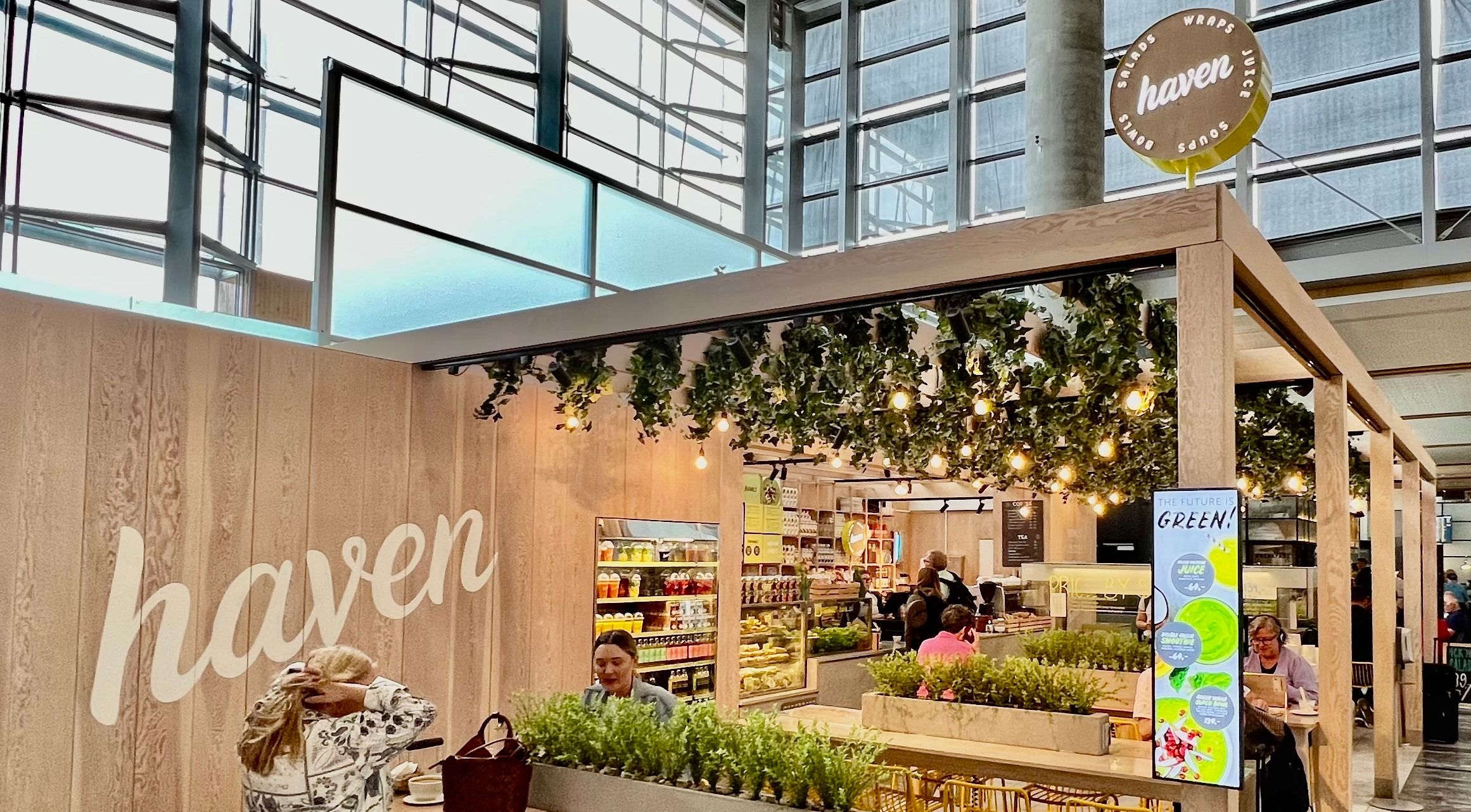 Lyst og åpent lokale ved enden av taxfreebutikken. 