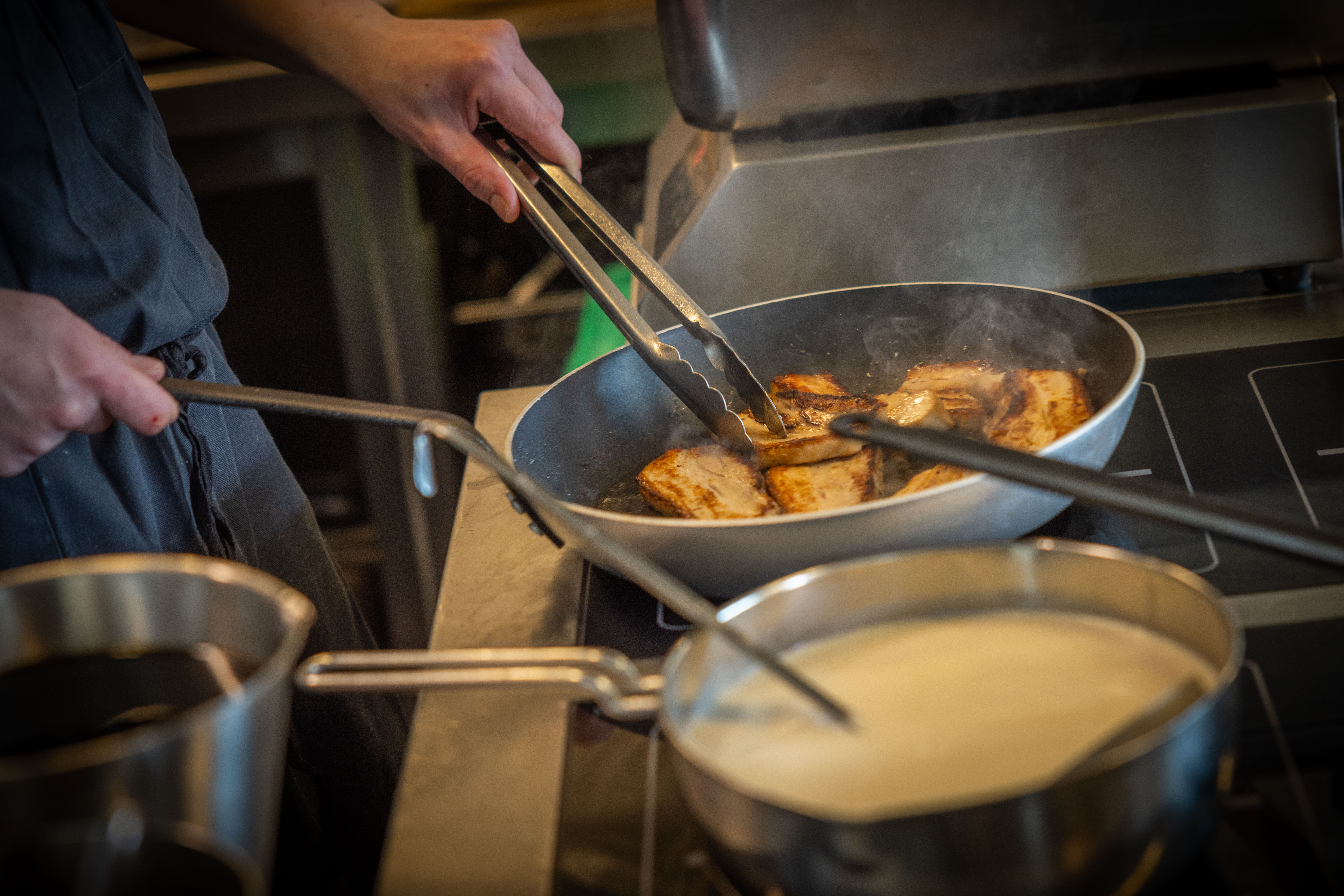 En sausepanne og en stekepanne er det som skal til for å få fart på temperatur og smaker. 
