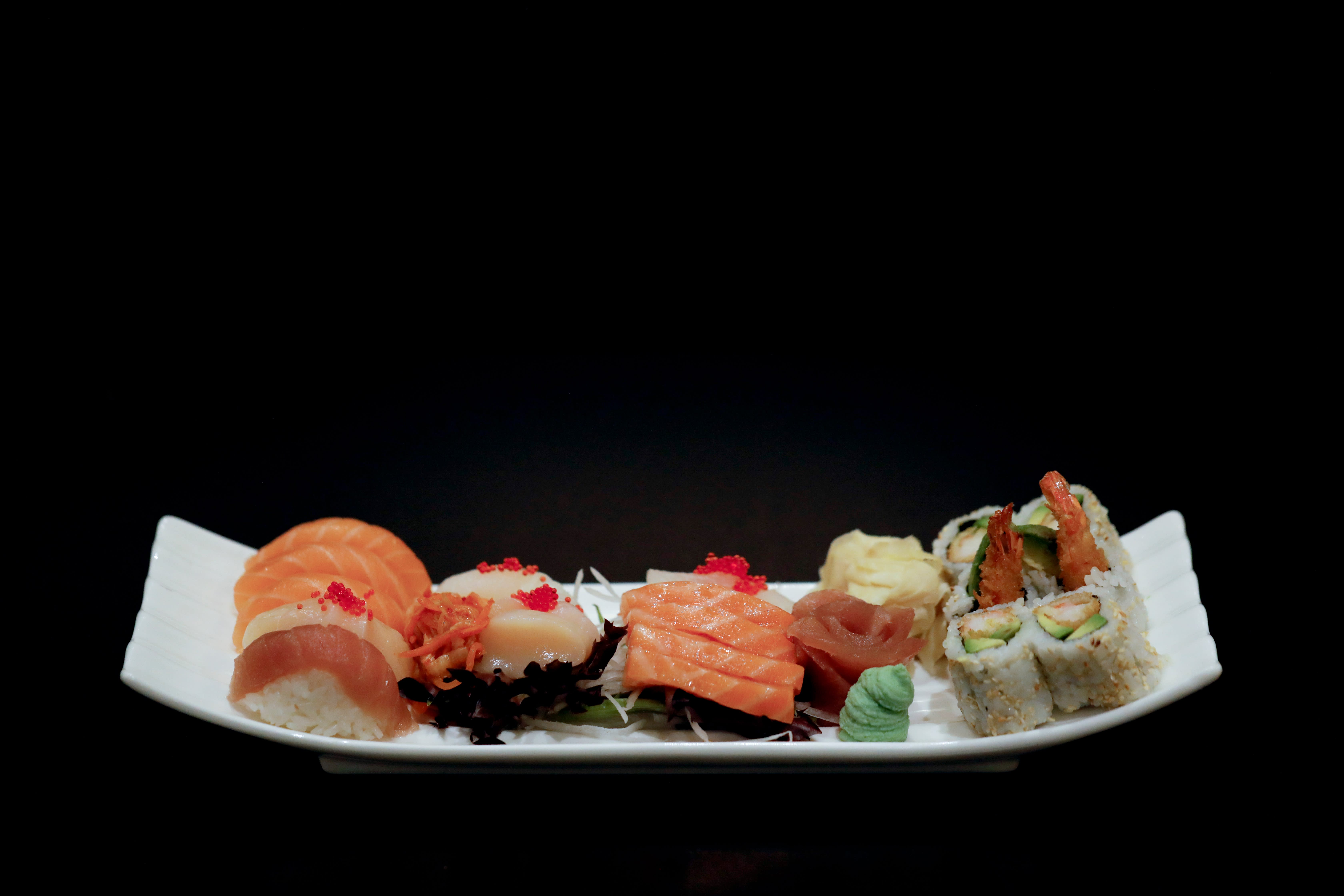 Sushimeny nummer 8 består av både nigiri sushi, sashimi og maki.